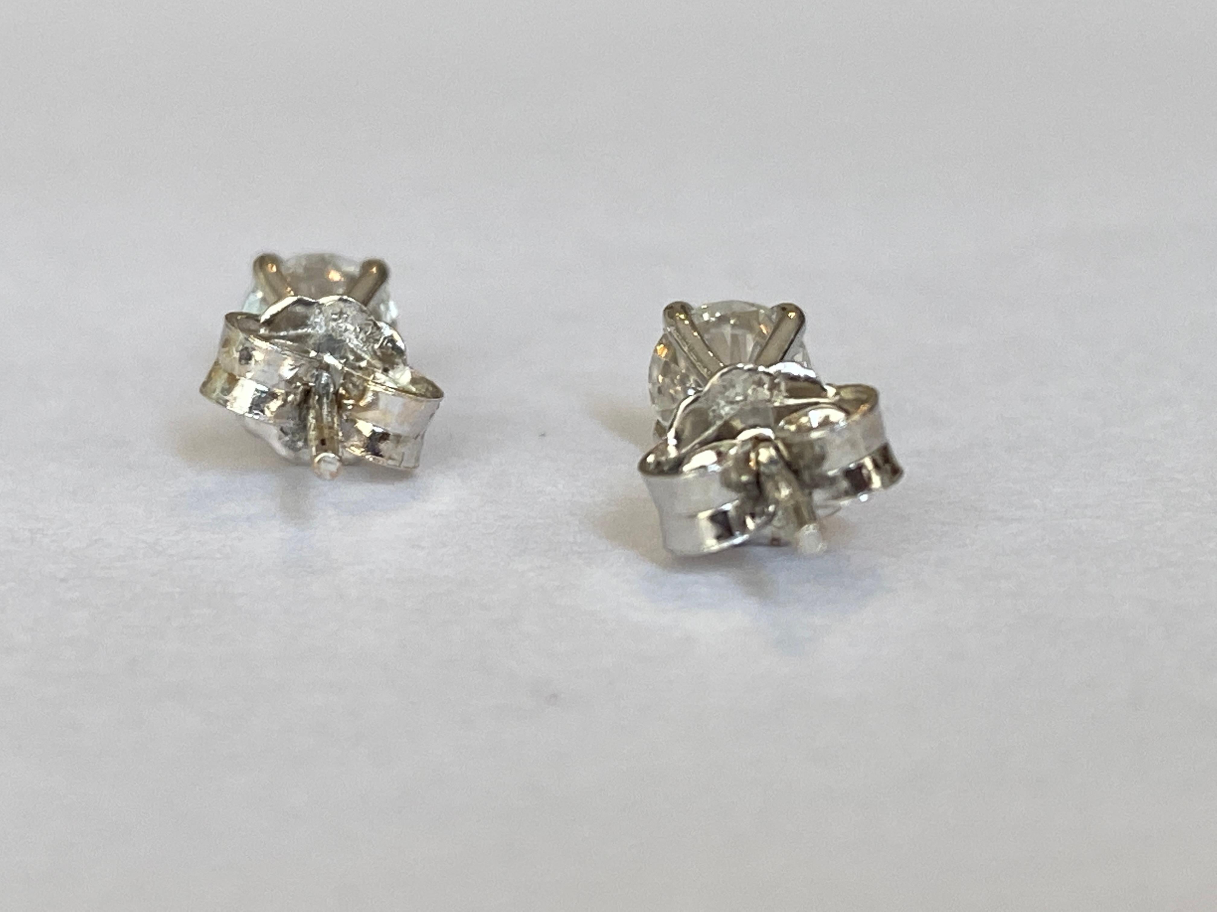 Pendientes solitarios de oro blanco de 18 kt con diamantes  0,70 crt en venta 2