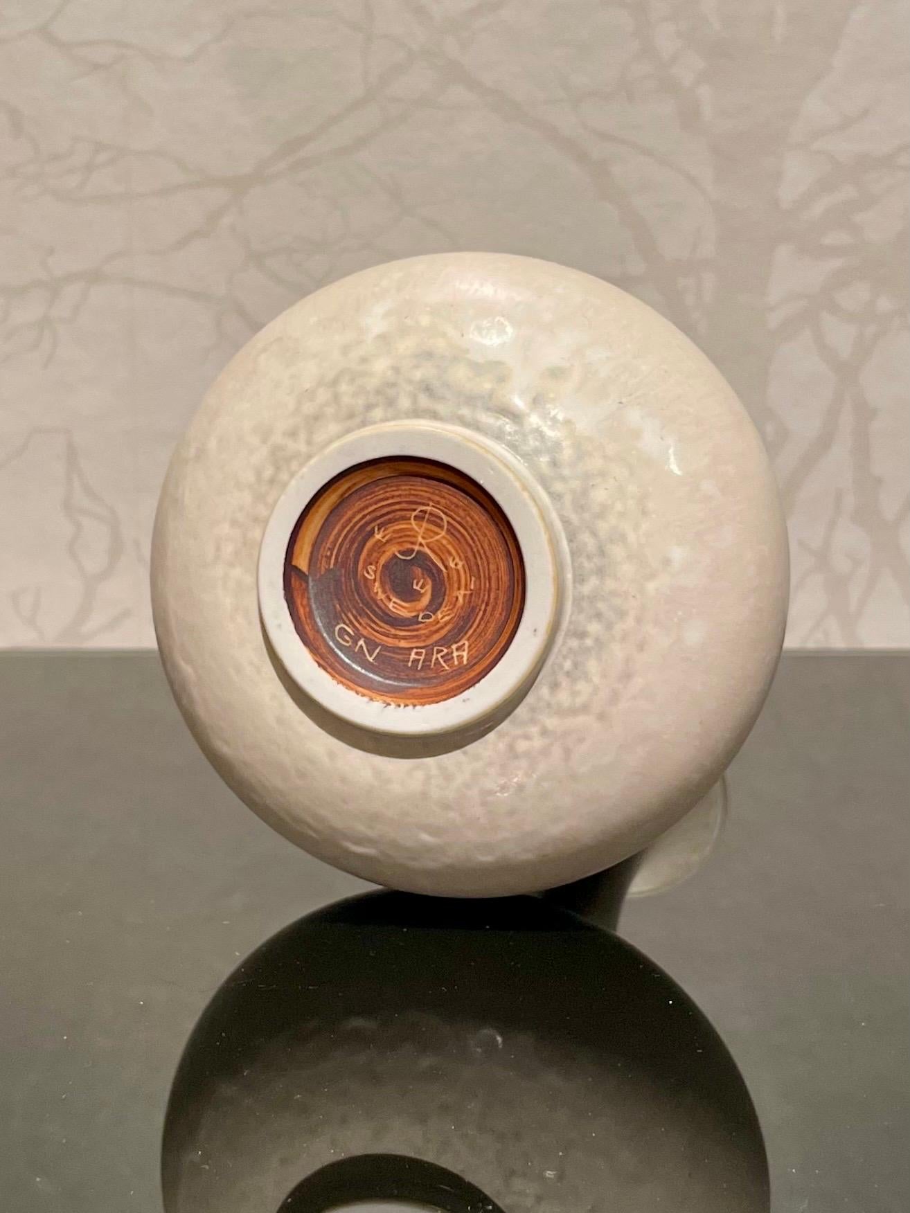 Vernissé Vase en céramique blanche émaillée coquille d'œuf des années 1960 par Gunnar Nylund pour Rörstrand Suède  en vente