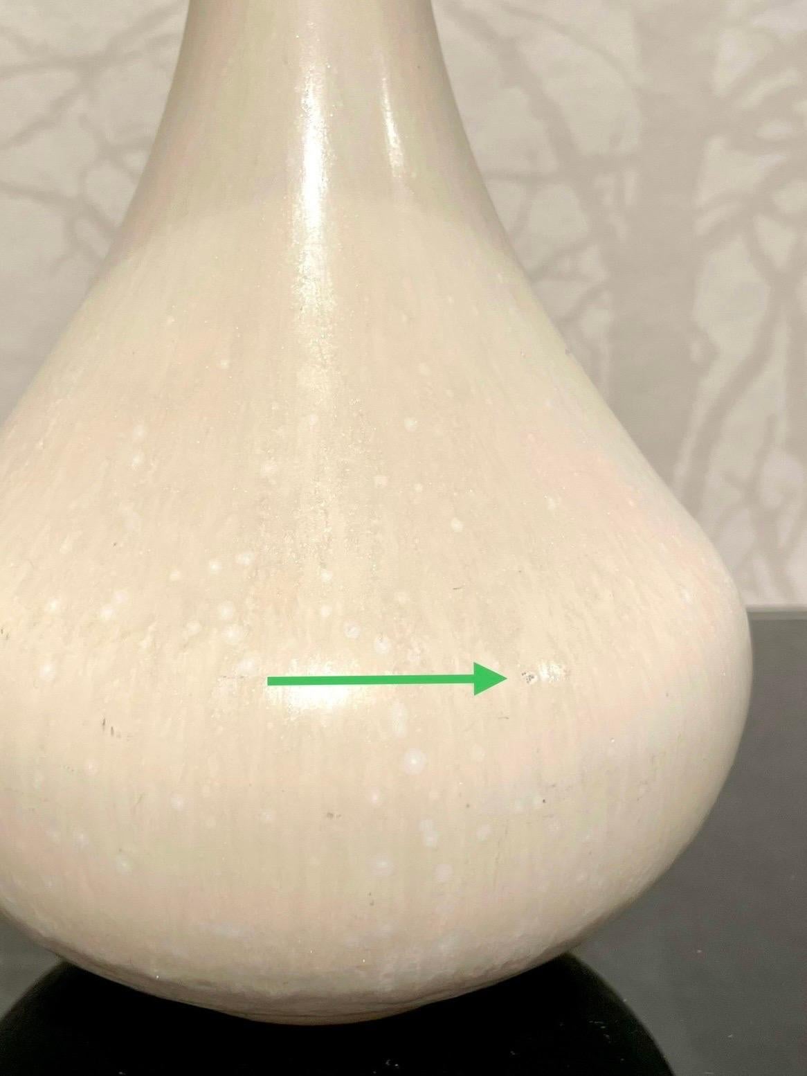 Milieu du XXe siècle Vase en céramique blanche émaillée coquille d'œuf des années 1960 par Gunnar Nylund pour Rörstrand Suède  en vente