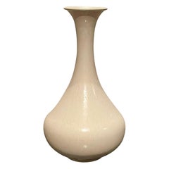 Weiße 1960er Eierschalenglasur-Keramikvase von Gunnar Nylund für Rörstrand Sweden