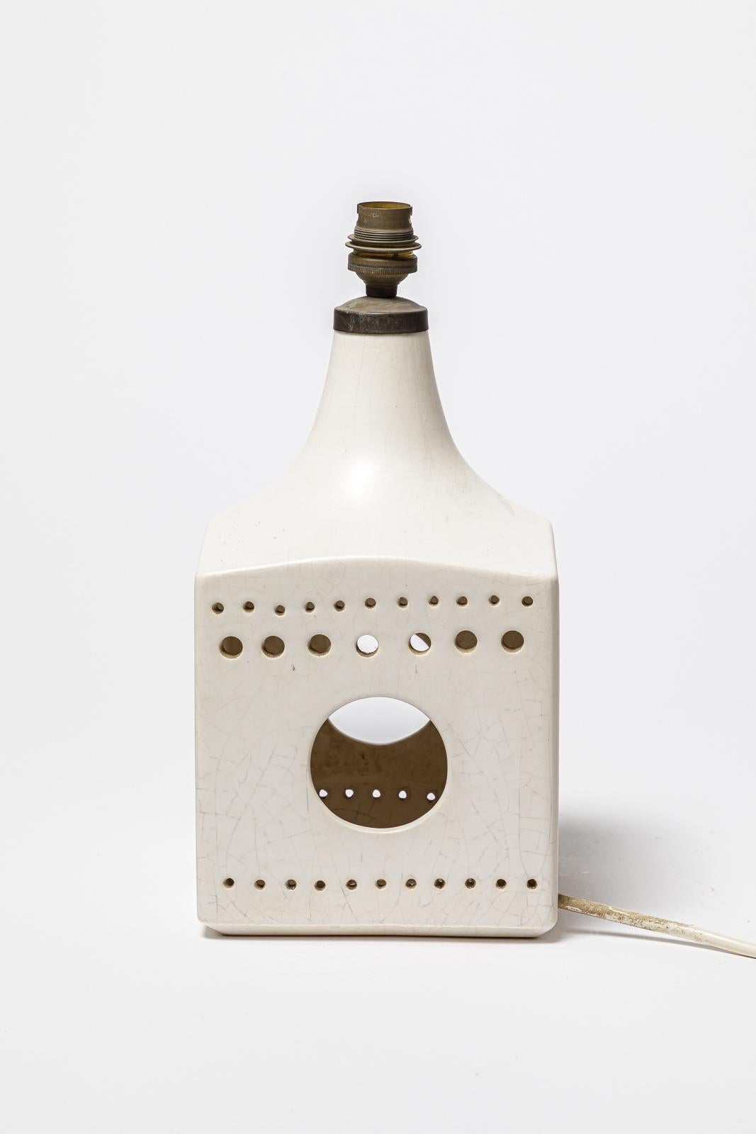 Grès du marais

Cubist ceramic table lamp realised circa 1970

Signed by les Gres du Marais 

White ceramic glaze color

Original perfect condition

Ceramic height 27 cm
Height with electrical system 31 cm
Large 15 cm