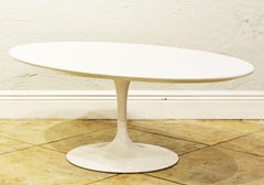 Table basse Tulipe ovale blanche par Eero Saarinen pour Knoll:: Label