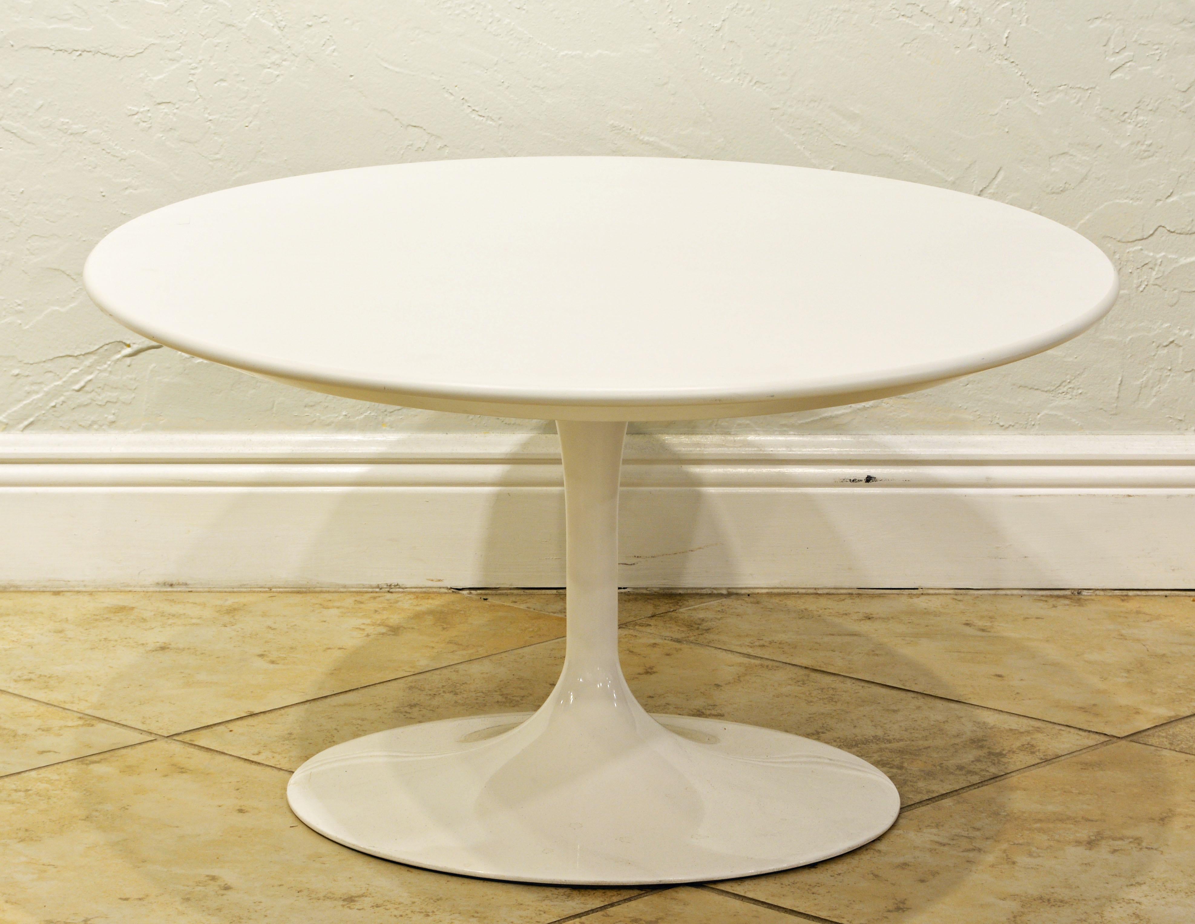 White Oval Tulip Coffee Table by Eero Saarinen for Knoll, Label at 1stDibs