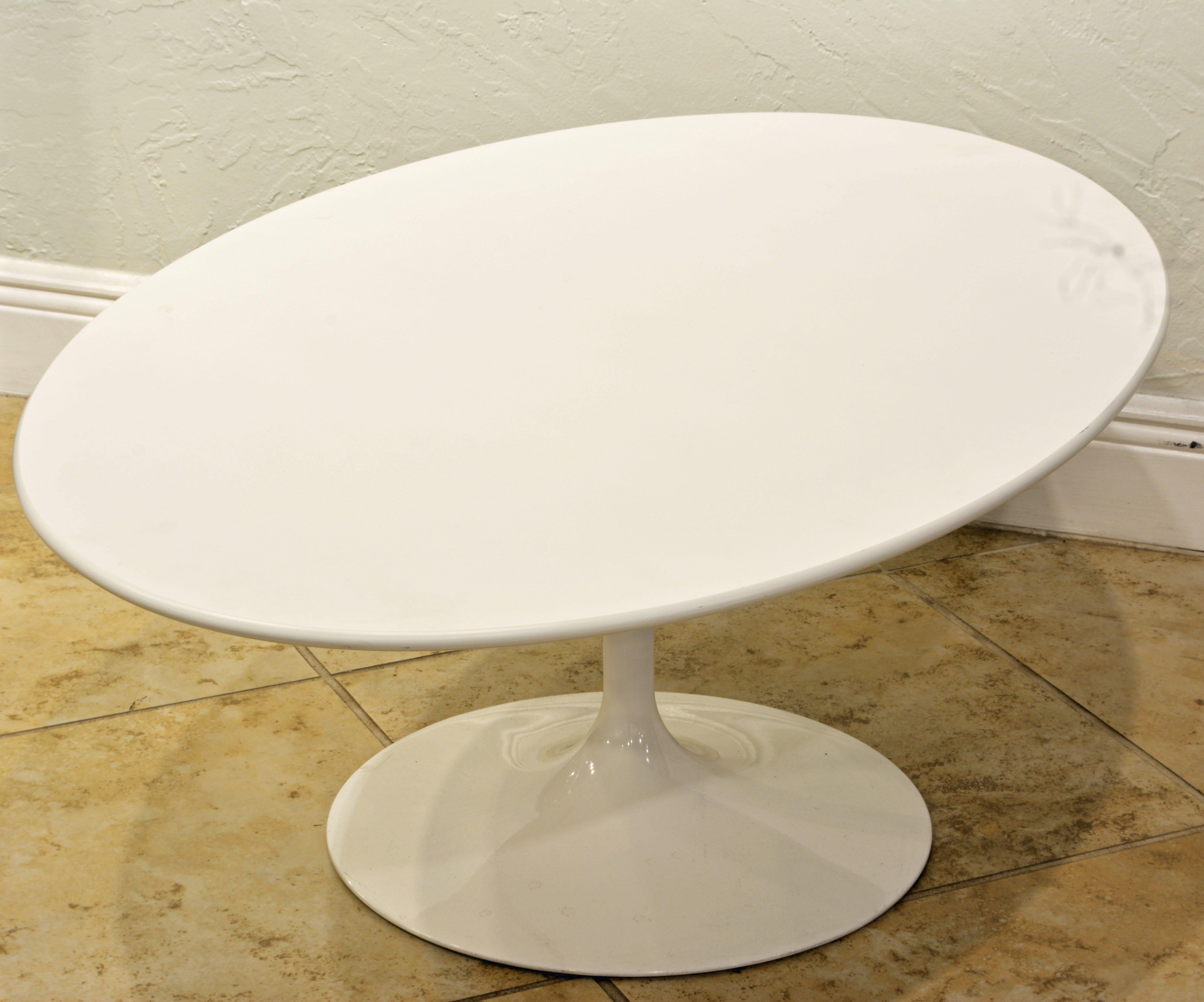 White Oval Tulip Coffee Table by Eero Saarinen for Knoll, Label at 1stDibs