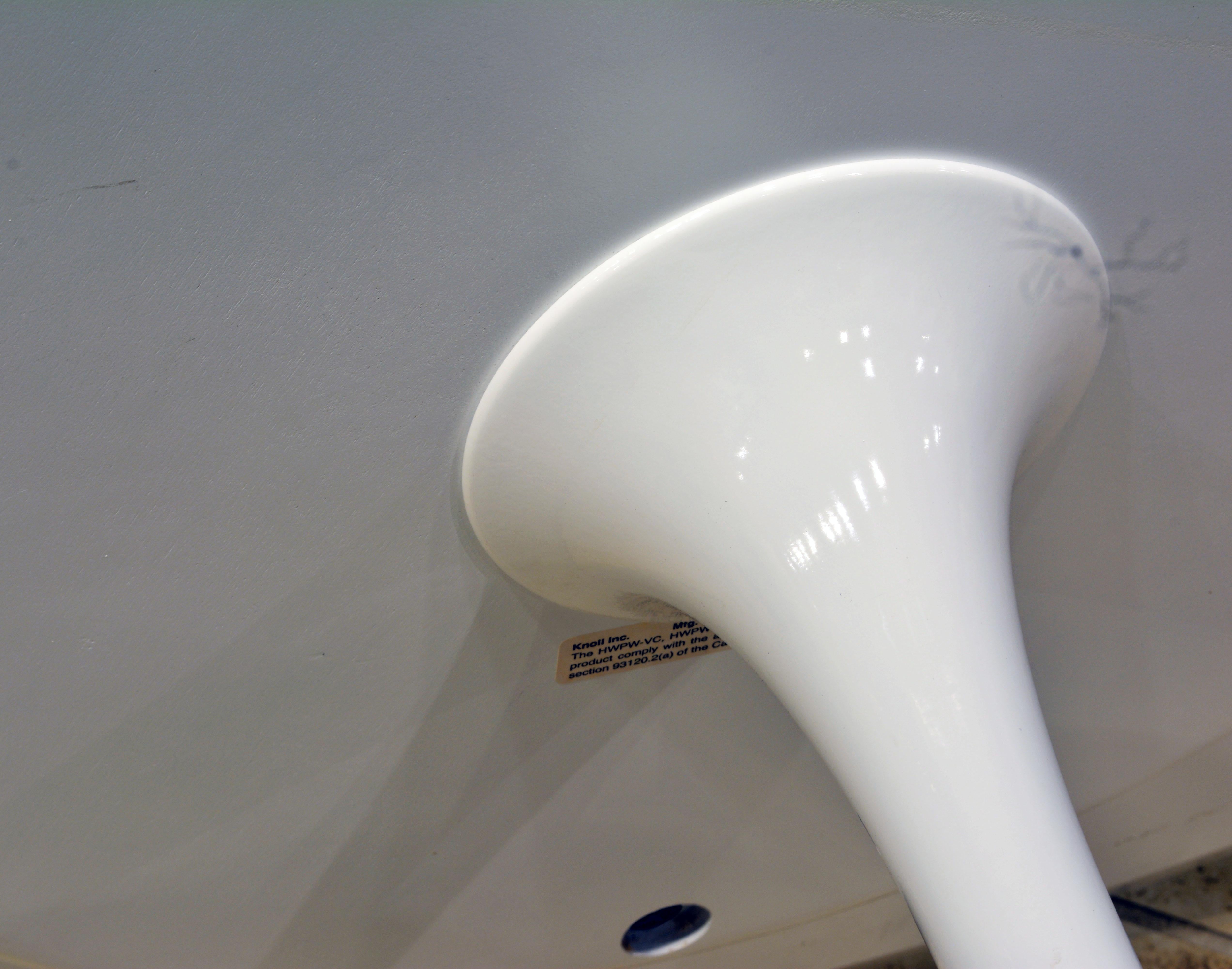 White Oval Tulip Coffee Table by Eero Saarinen for Knoll, Label at 1stDibs