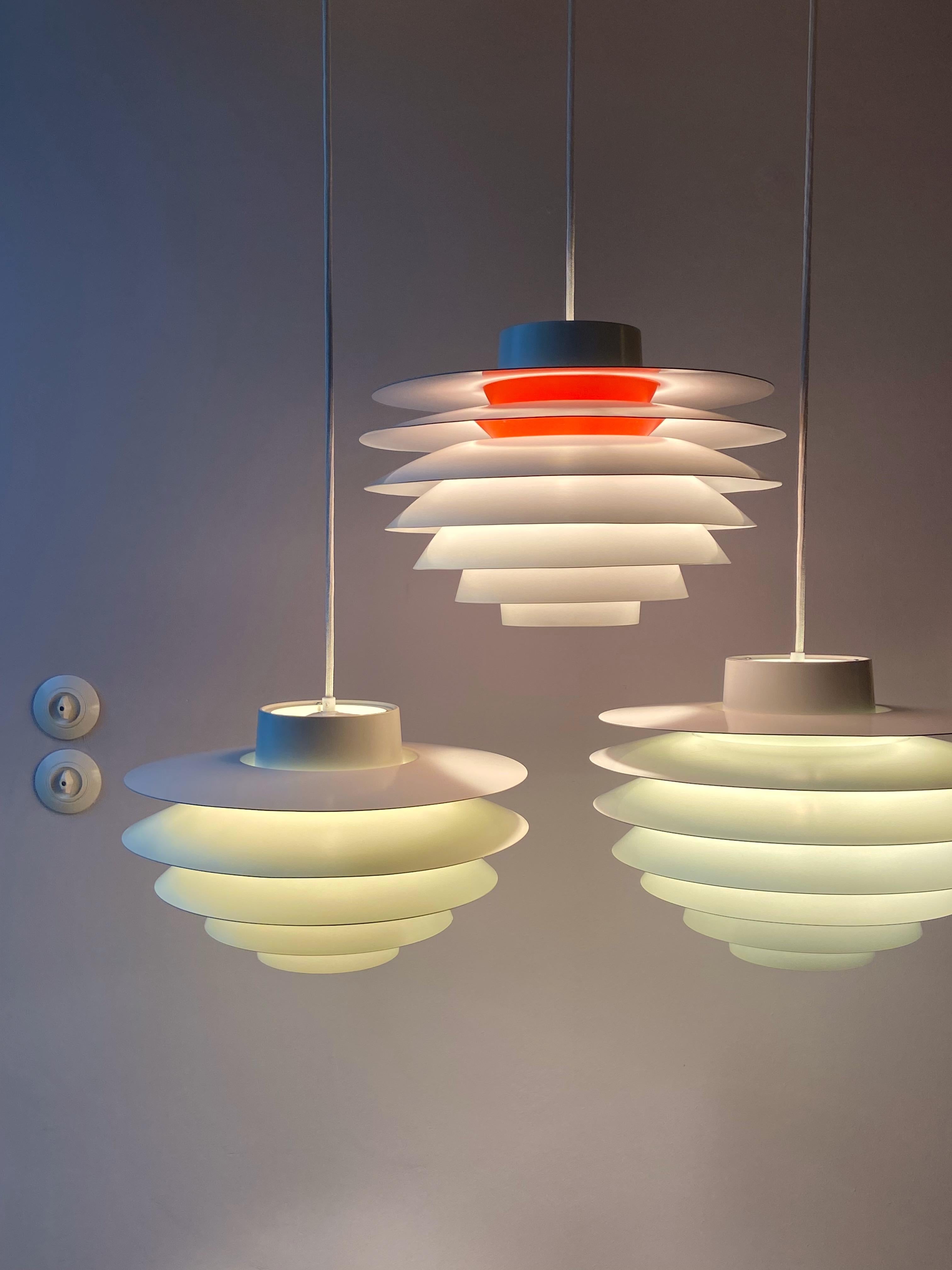 Sven Middelboe white and grey colored Verona pendant light produced by Thorn, Denmark. Good and full working condition, rewired and with E26/27 Edison porcelain socket, max. 100 watt. Ready to use with 220V or 110V. Very nice condition, normal signs