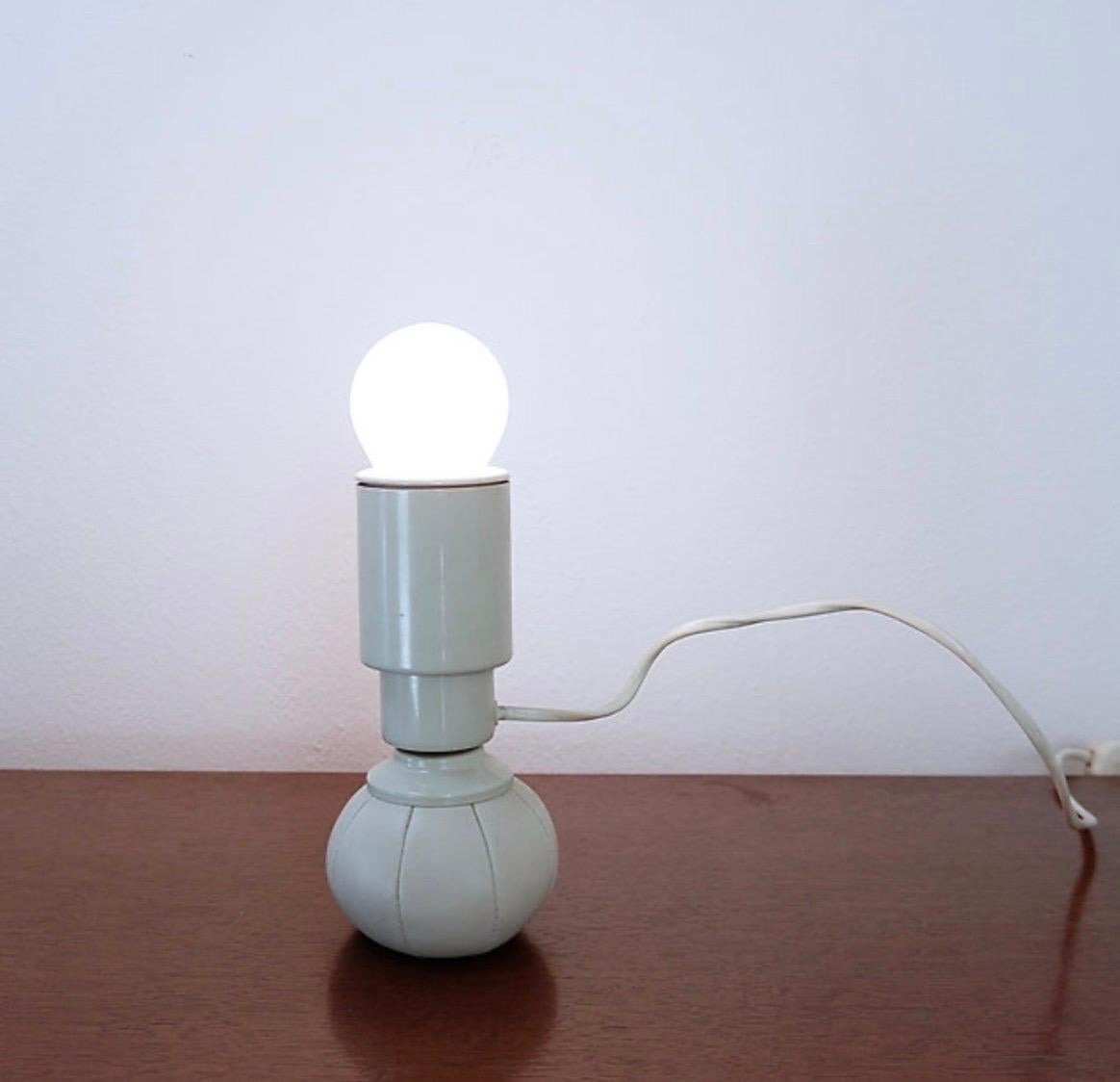 White 600 C Table Lamp by Gino Sarfatti for Arteluce, 1960s

Wear consistent with age and use.

Design - Italian Modern table lamp
Measures : 9x18cm -  H with Bulb : 25,5cm
Materials : Metal - Leatherette 
This piece has been attributed based on