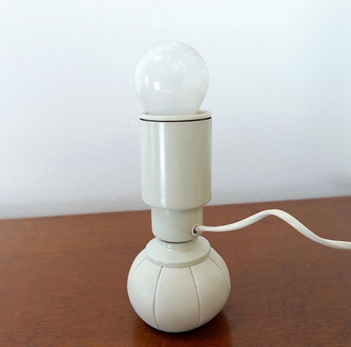 Mid-Century Modern White 600 C Table Lamp by Gino Sarfatti for Arteluce, 1960s For Sale