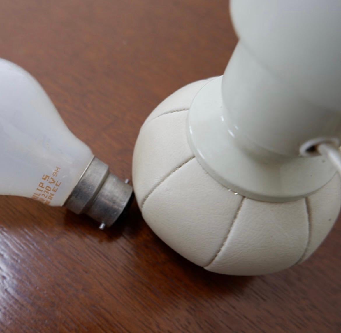 Italian White 600 C Table Lamp by Gino Sarfatti for Arteluce, 1960s For Sale