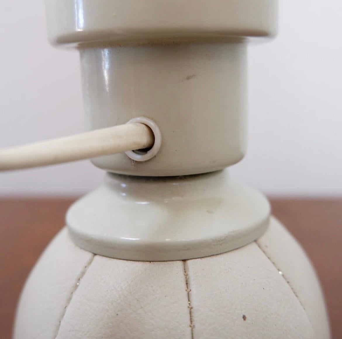 Mid-20th Century White 600 C Table Lamp by Gino Sarfatti for Arteluce, 1960s For Sale
