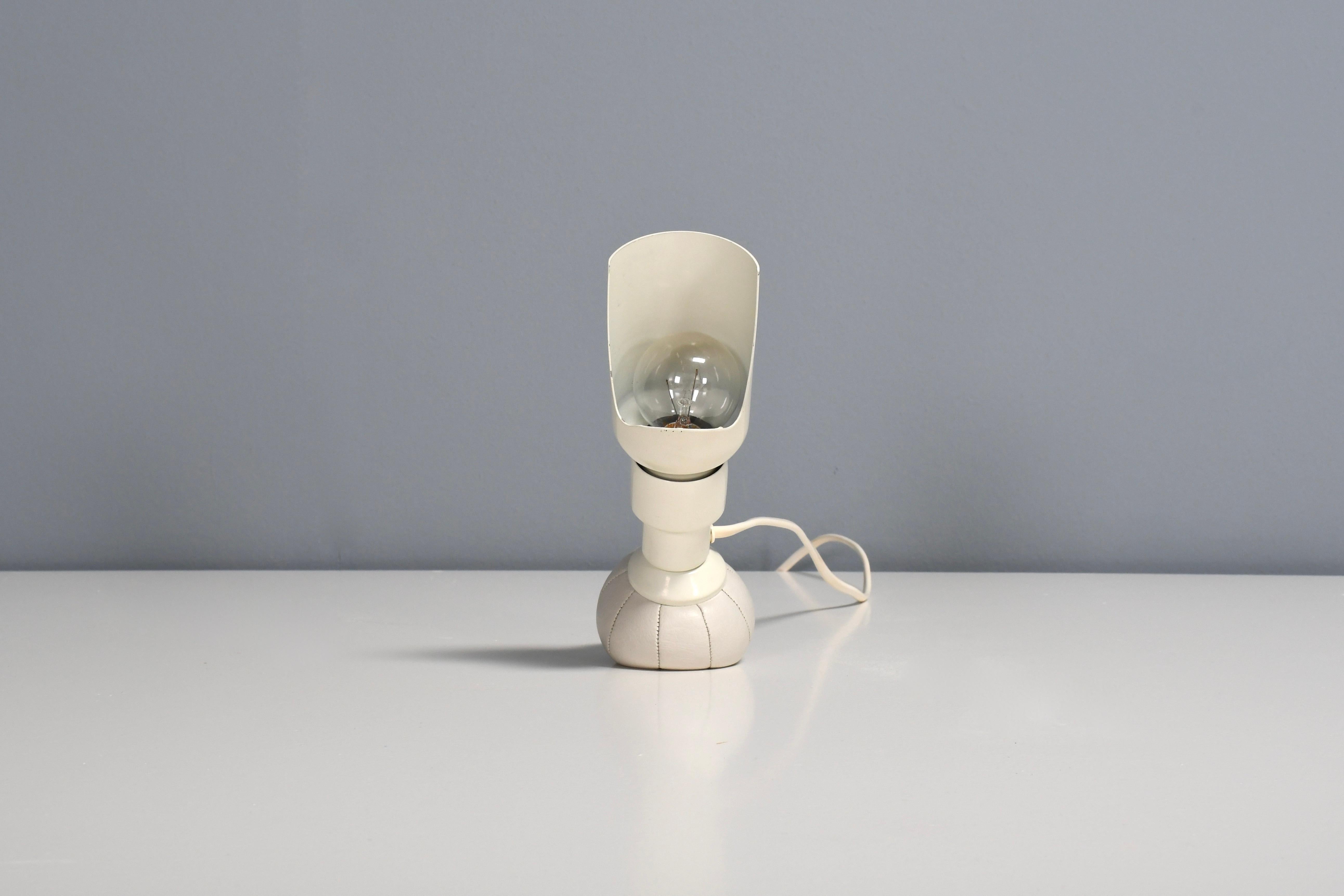 20th Century White 600P Table Lamp by Gino Sarfatti by Arteluce, Italy 1966 For Sale