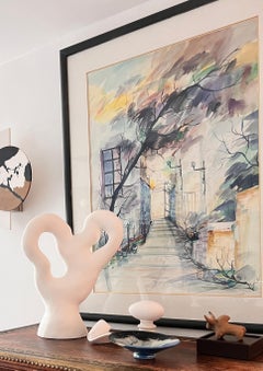 Scultura astratta di colore bianco, unica nel suo genere