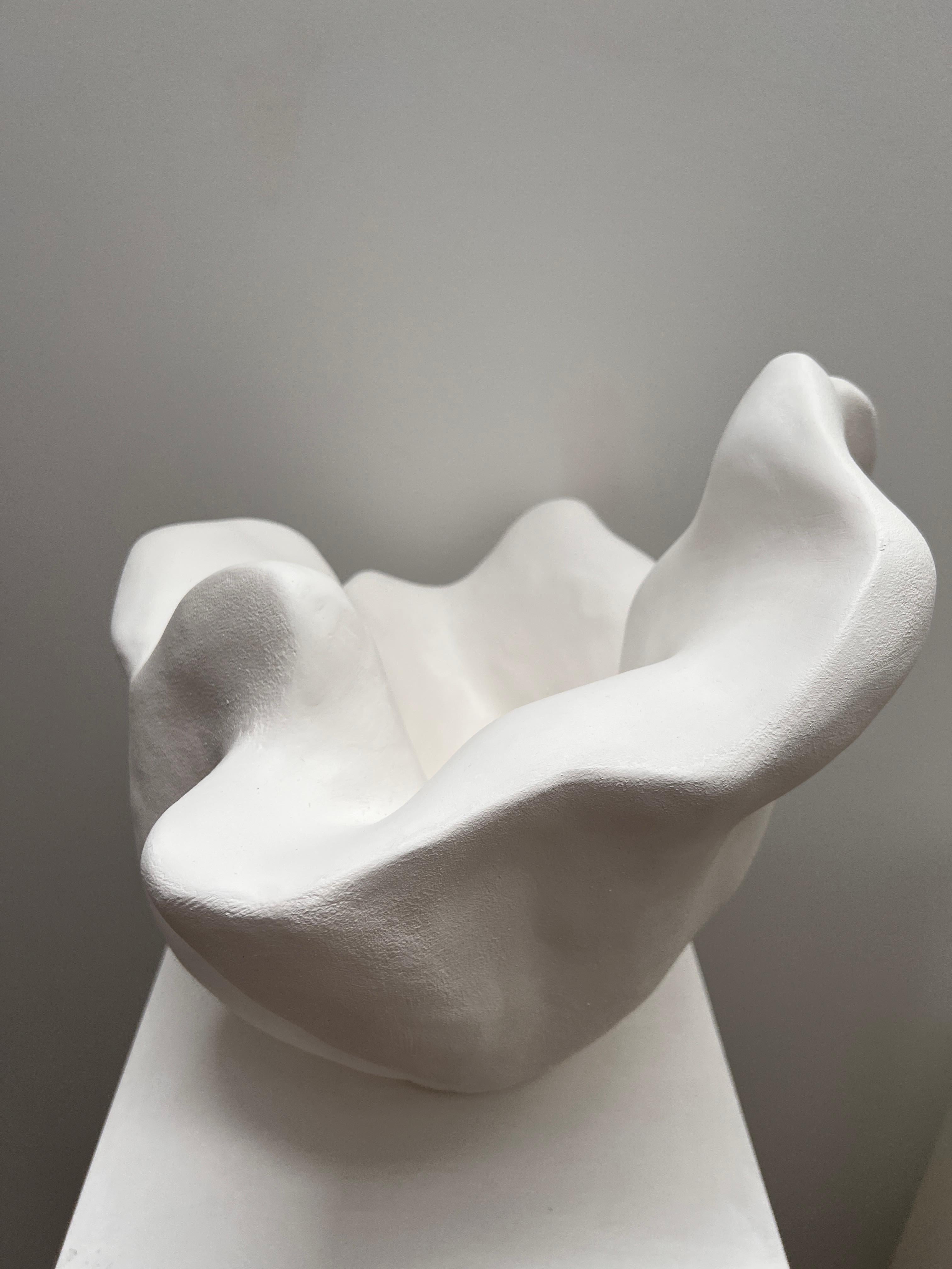 Weiße abstrakte skulpturale Schüsselform, Unikat, handgefertigt (Moderne) im Angebot