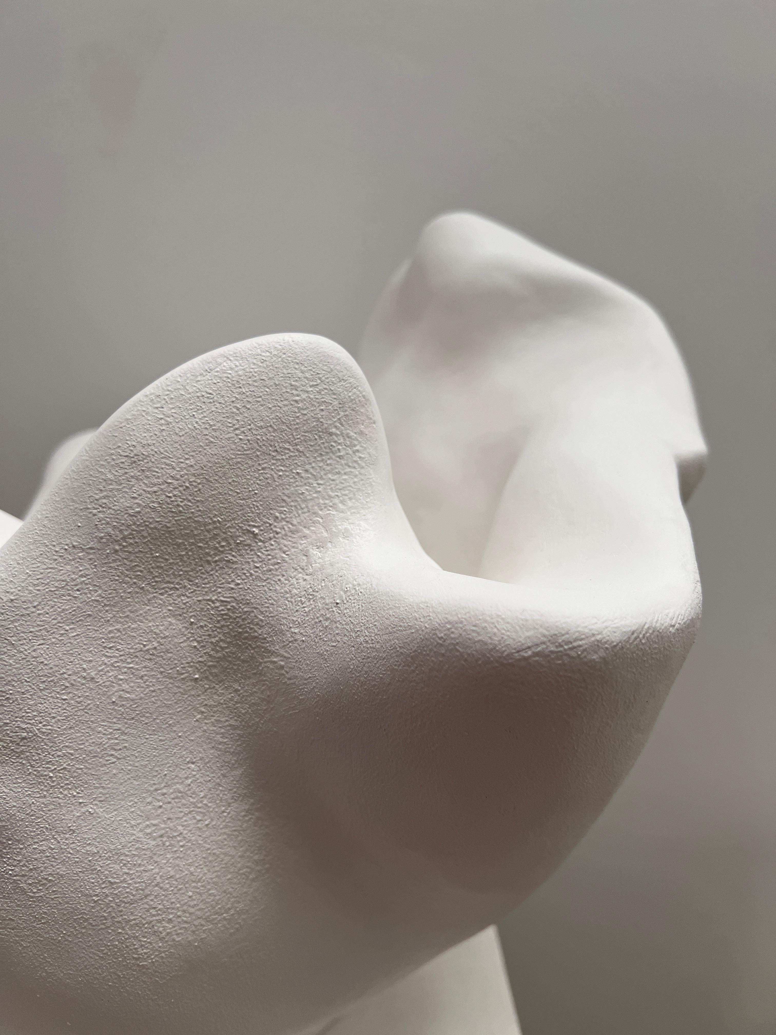 Weiße abstrakte skulpturale Schüsselform, Unikat, handgefertigt (Britisch) im Angebot