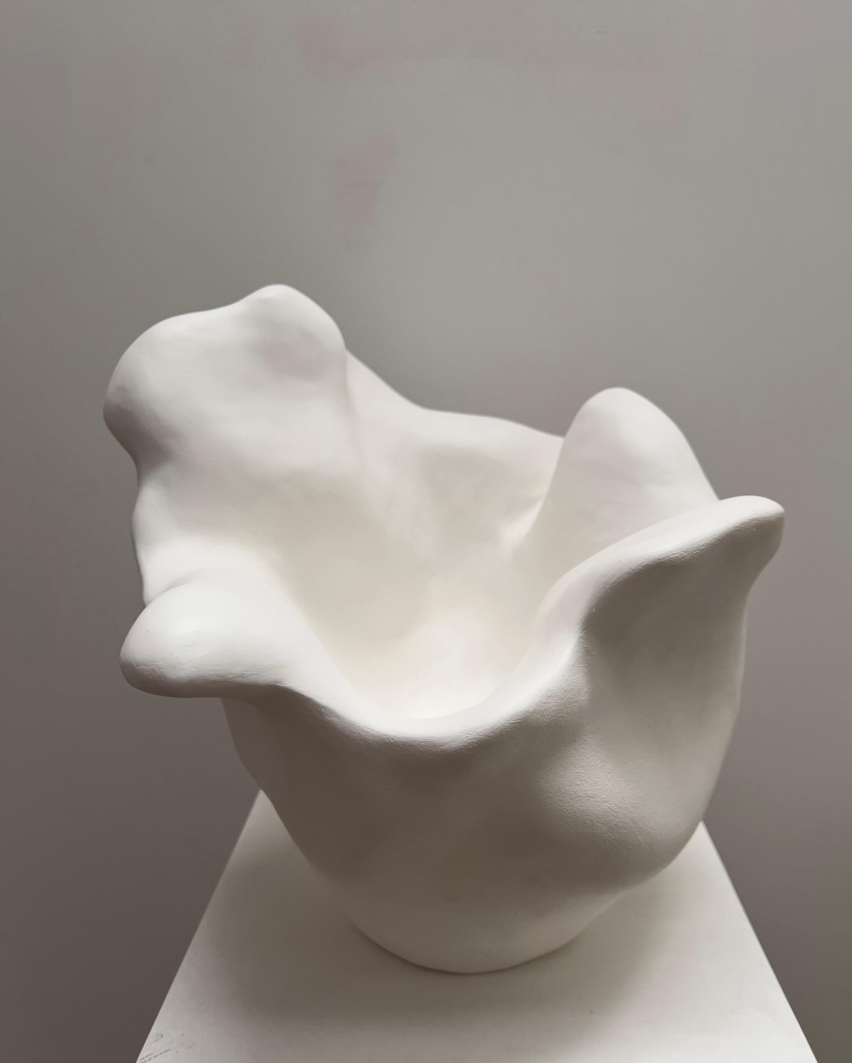 Weiße abstrakte skulpturale Schüsselform, Unikat, handgefertigt (Handgefertigt) im Angebot