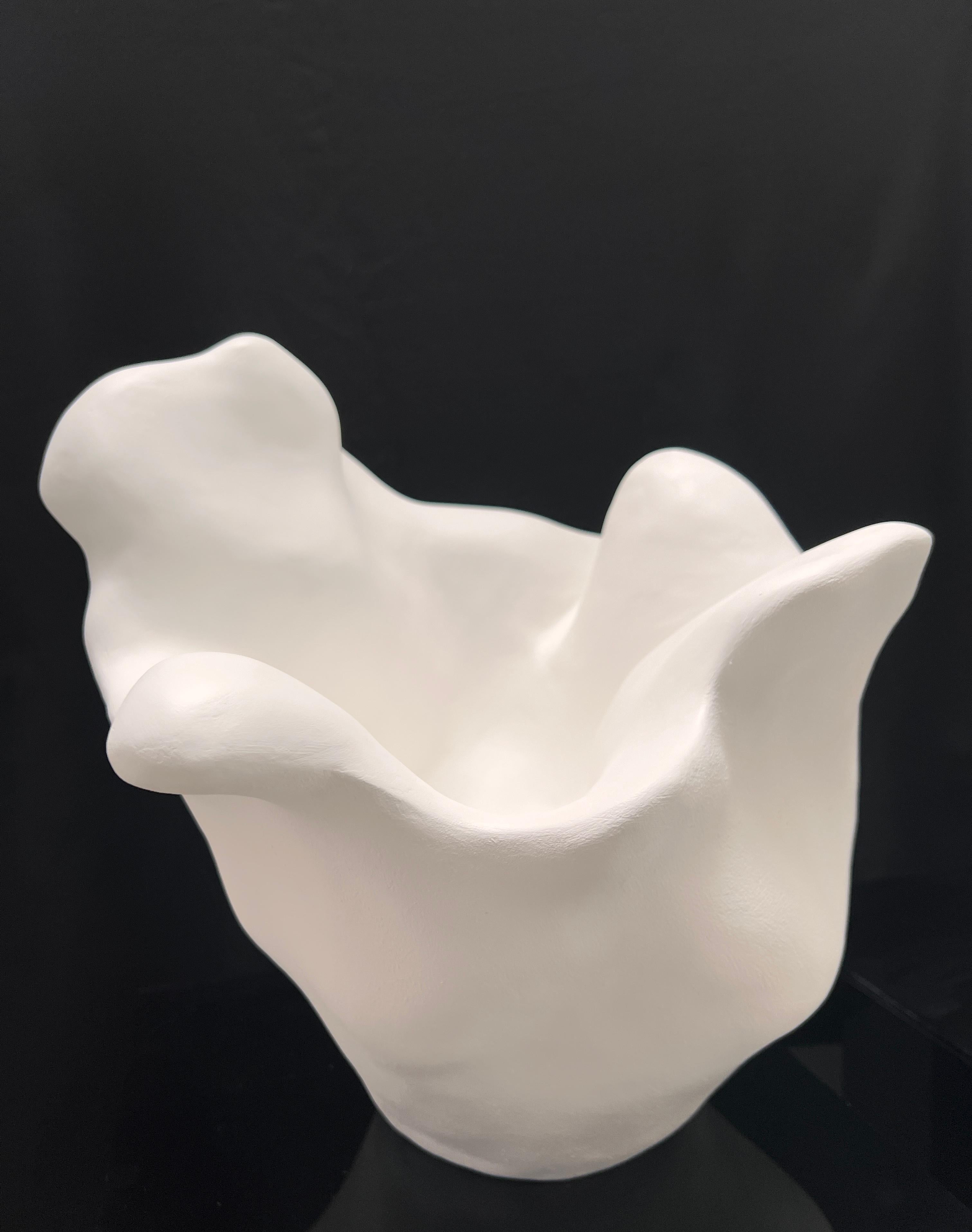 Weiße abstrakte skulpturale Schüsselform, Unikat, handgefertigt im Zustand „Neu“ im Angebot in London, GB