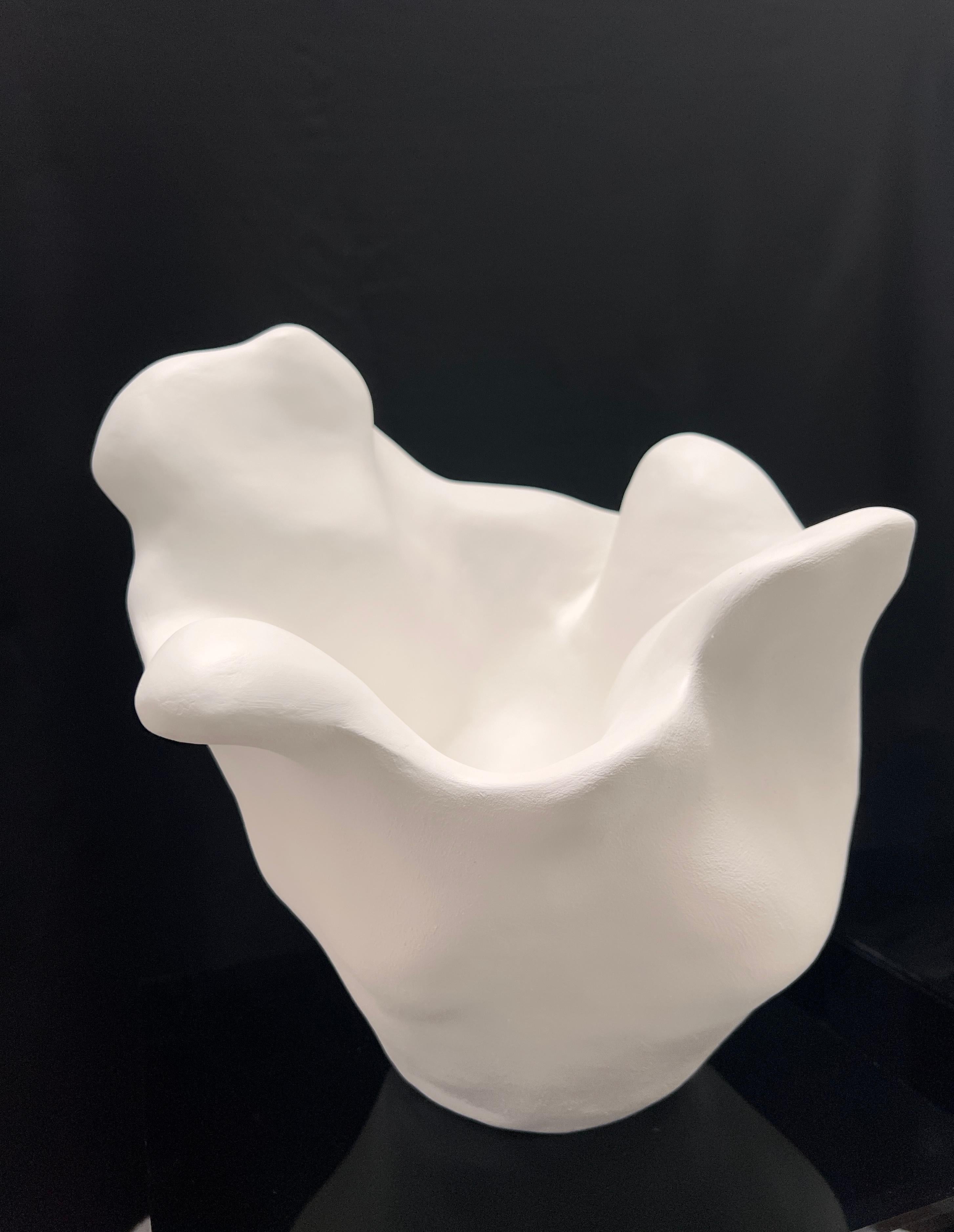 Weiße abstrakte skulpturale Schüsselform, Unikat, handgefertigt (21. Jahrhundert und zeitgenössisch) im Angebot