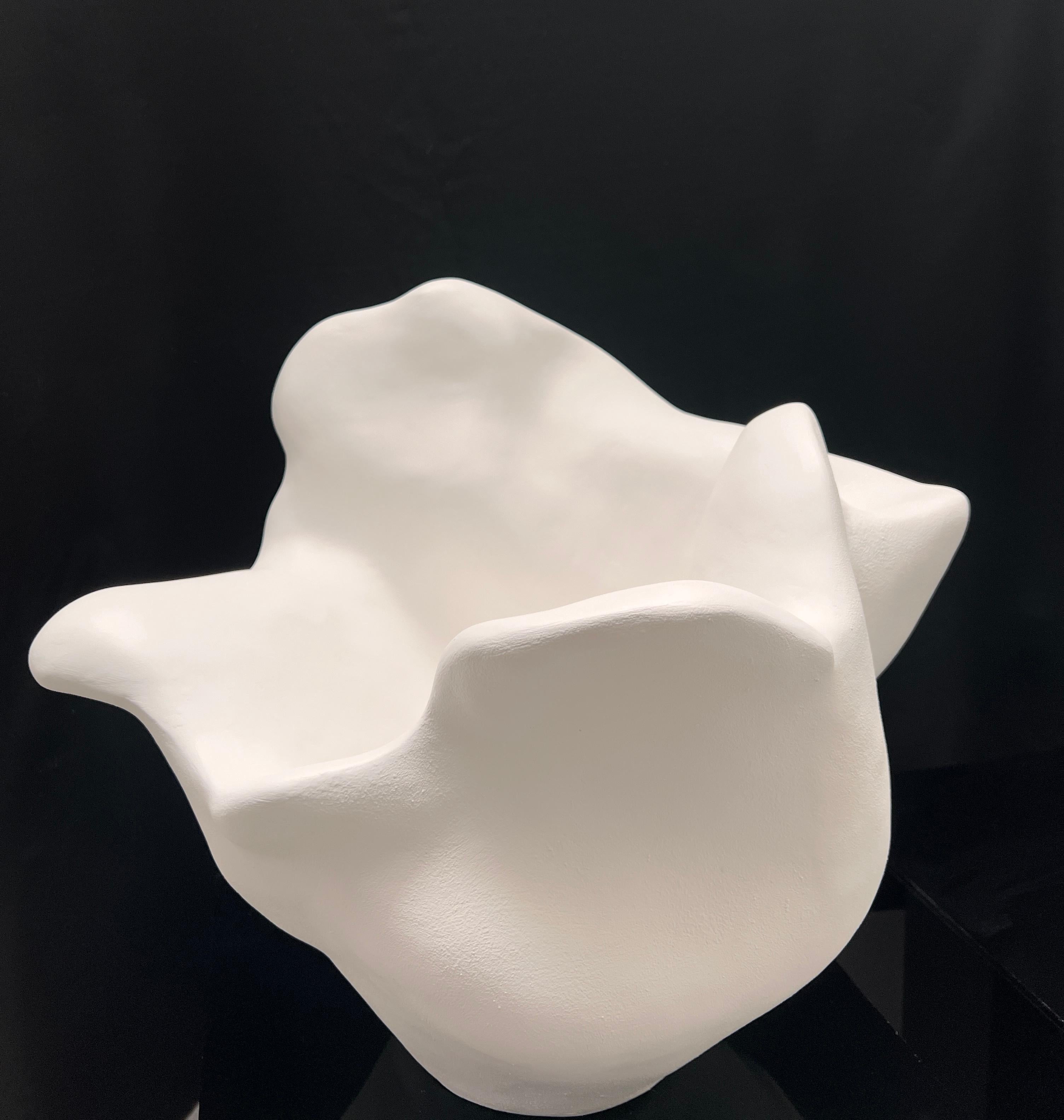 Weiße abstrakte skulpturale Schüsselform, Unikat, handgefertigt (Jute) im Angebot