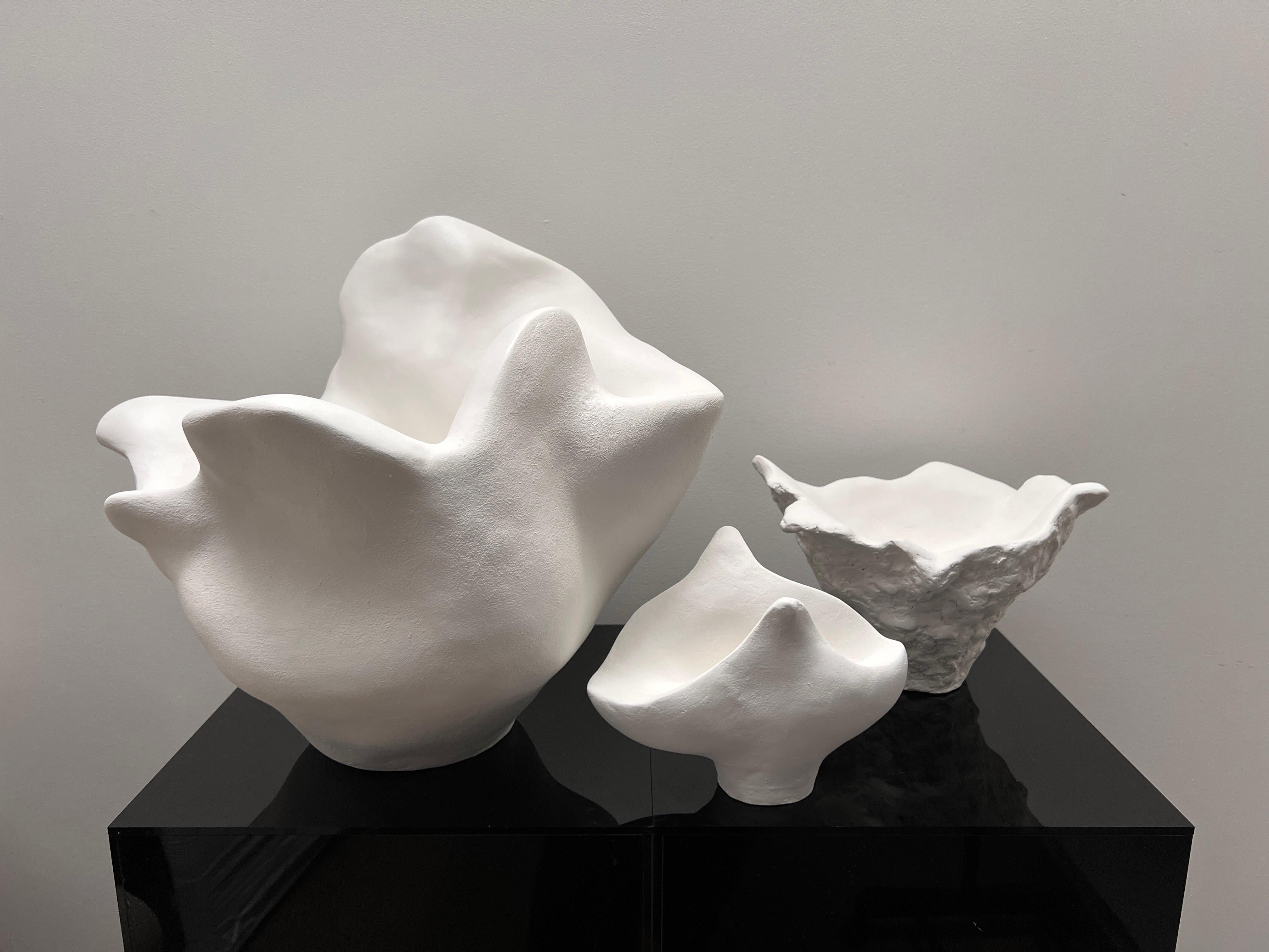 Weiße abstrakte skulpturale Schüsselform, Unikat, handgefertigt im Angebot 1