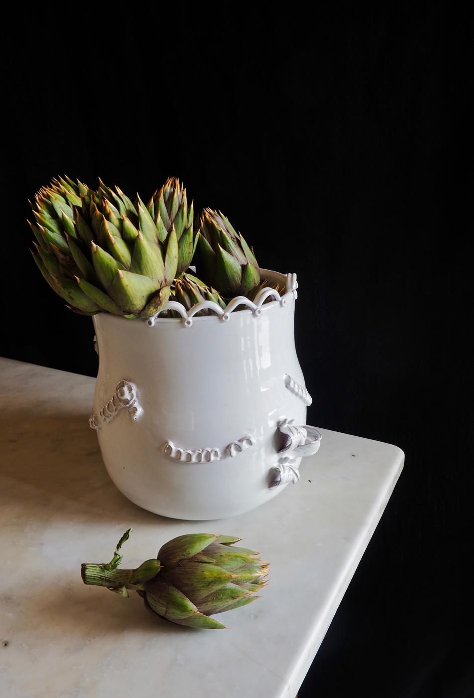 White Abundance Vase by Sam Baron celebrates the Decadent Nature of Sardinia (21. Jahrhundert und zeitgenössisch) im Angebot