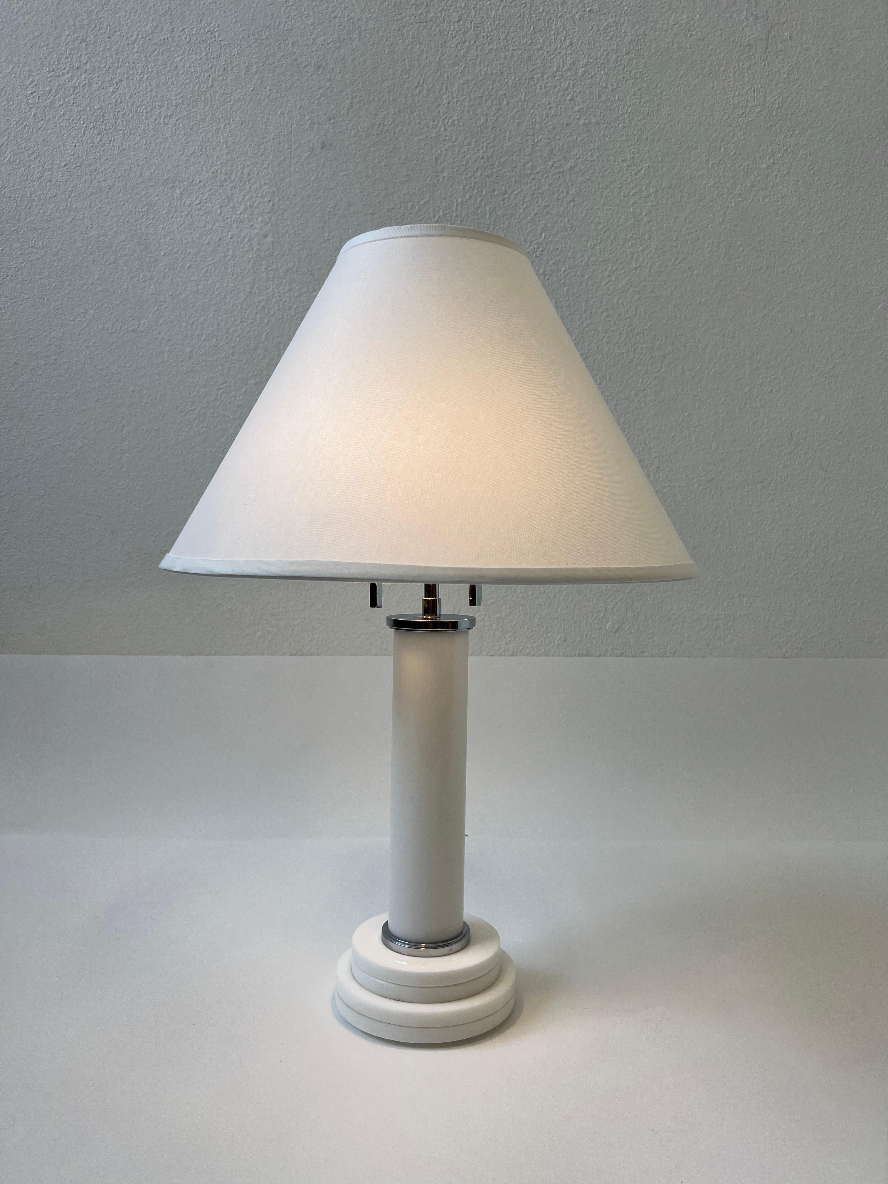 Weiße Tischlampe aus Acryl und Chrom von Karl Springer  (Moderne) im Angebot