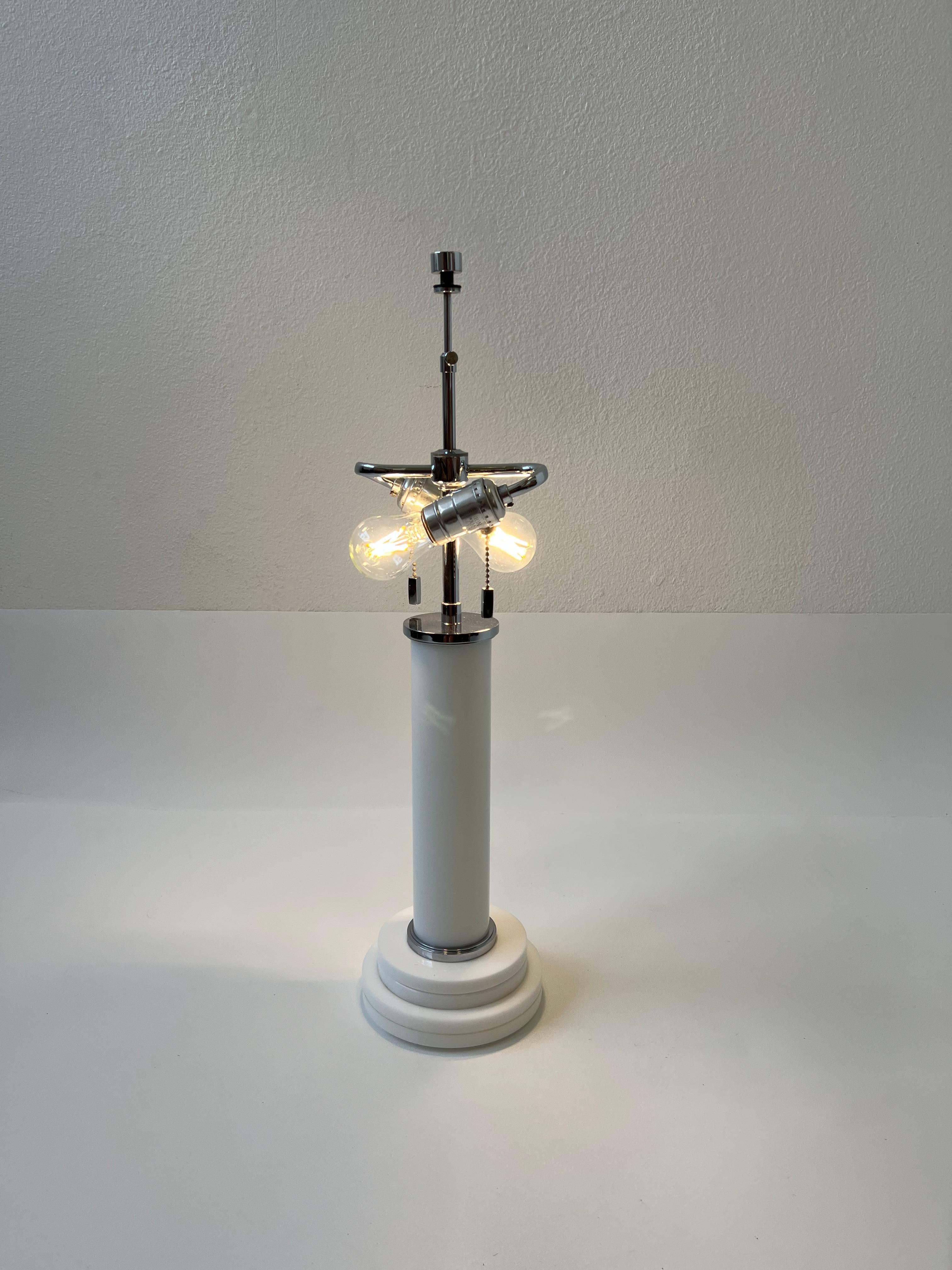 Weiße Tischlampe aus Acryl und Chrom von Karl Springer  (amerikanisch) im Angebot
