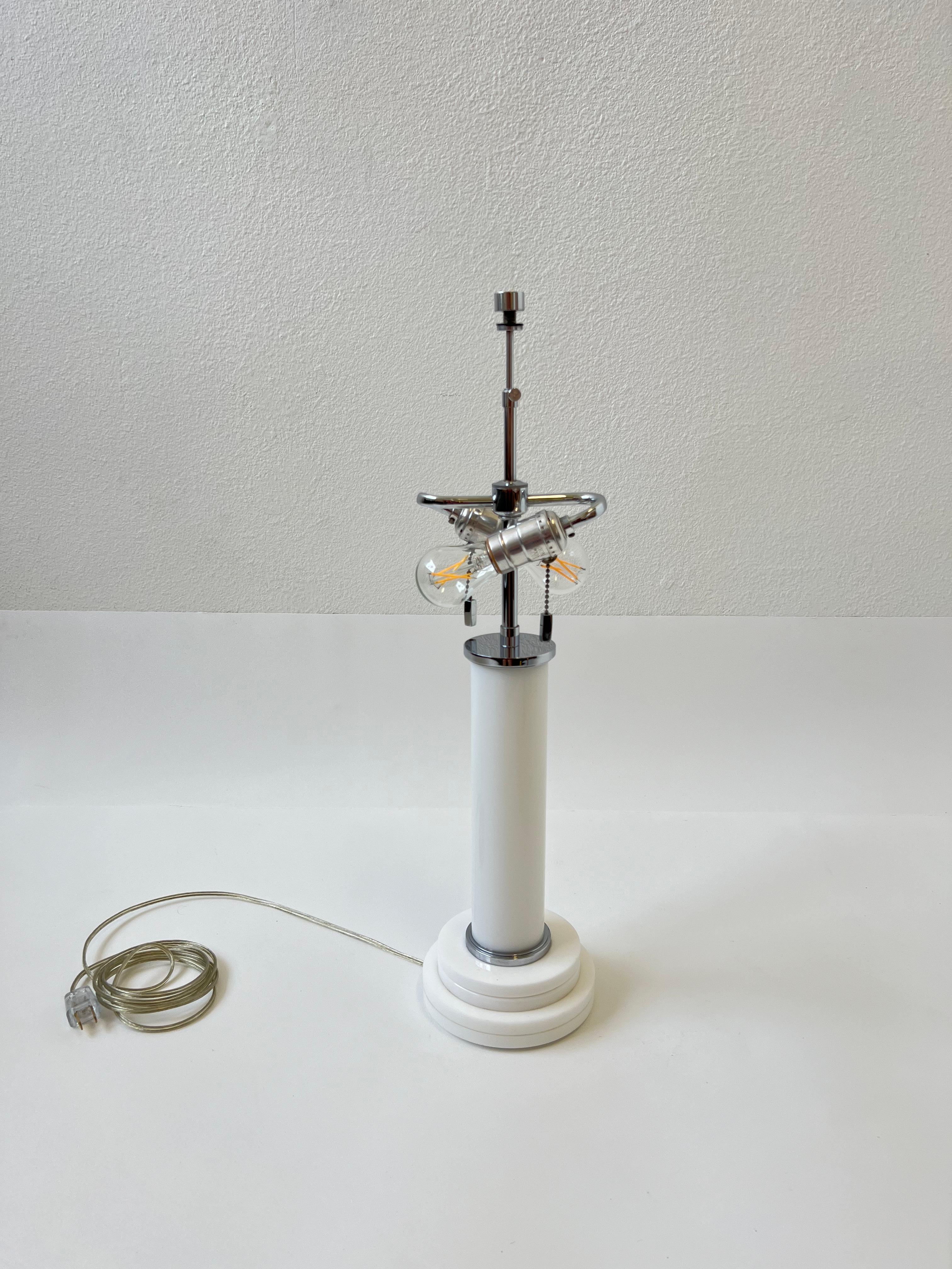 Weiße Tischlampe aus Acryl und Chrom von Karl Springer  (Poliert) im Angebot