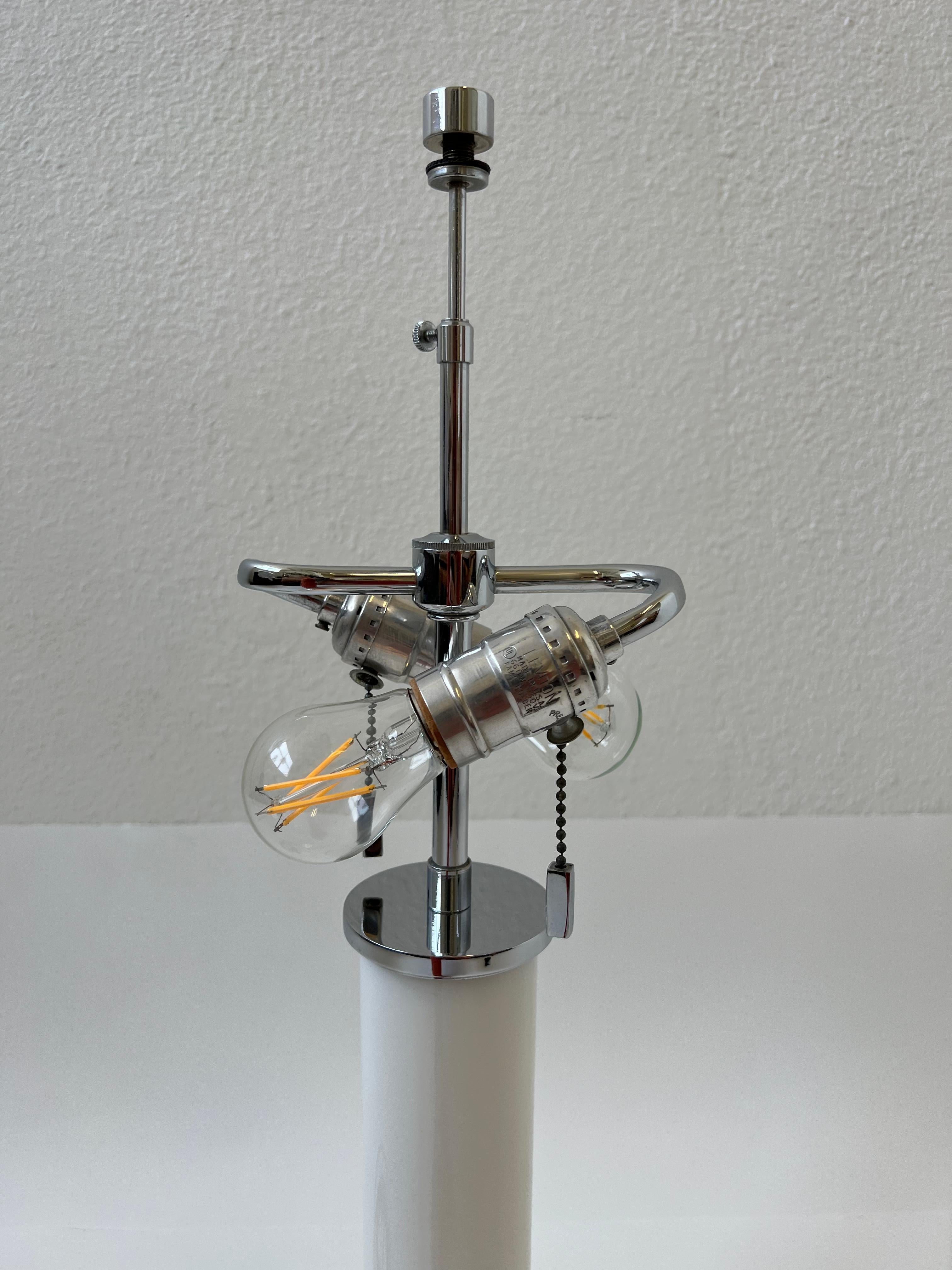Weiße Tischlampe aus Acryl und Chrom von Karl Springer  im Zustand „Hervorragend“ im Angebot in Palm Springs, CA
