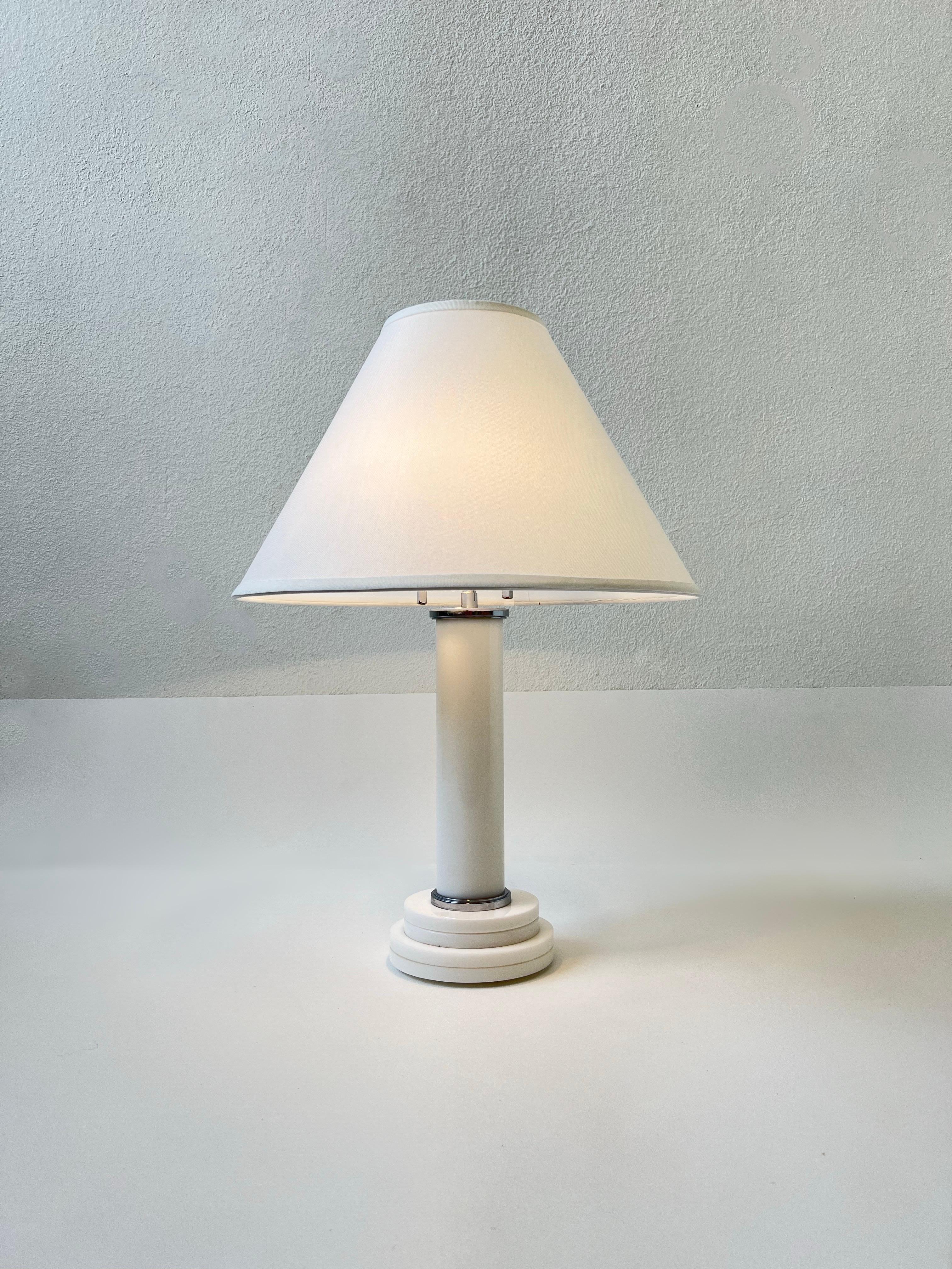 Weiße Tischlampe aus Acryl und Chrom von Karl Springer  im Angebot 1
