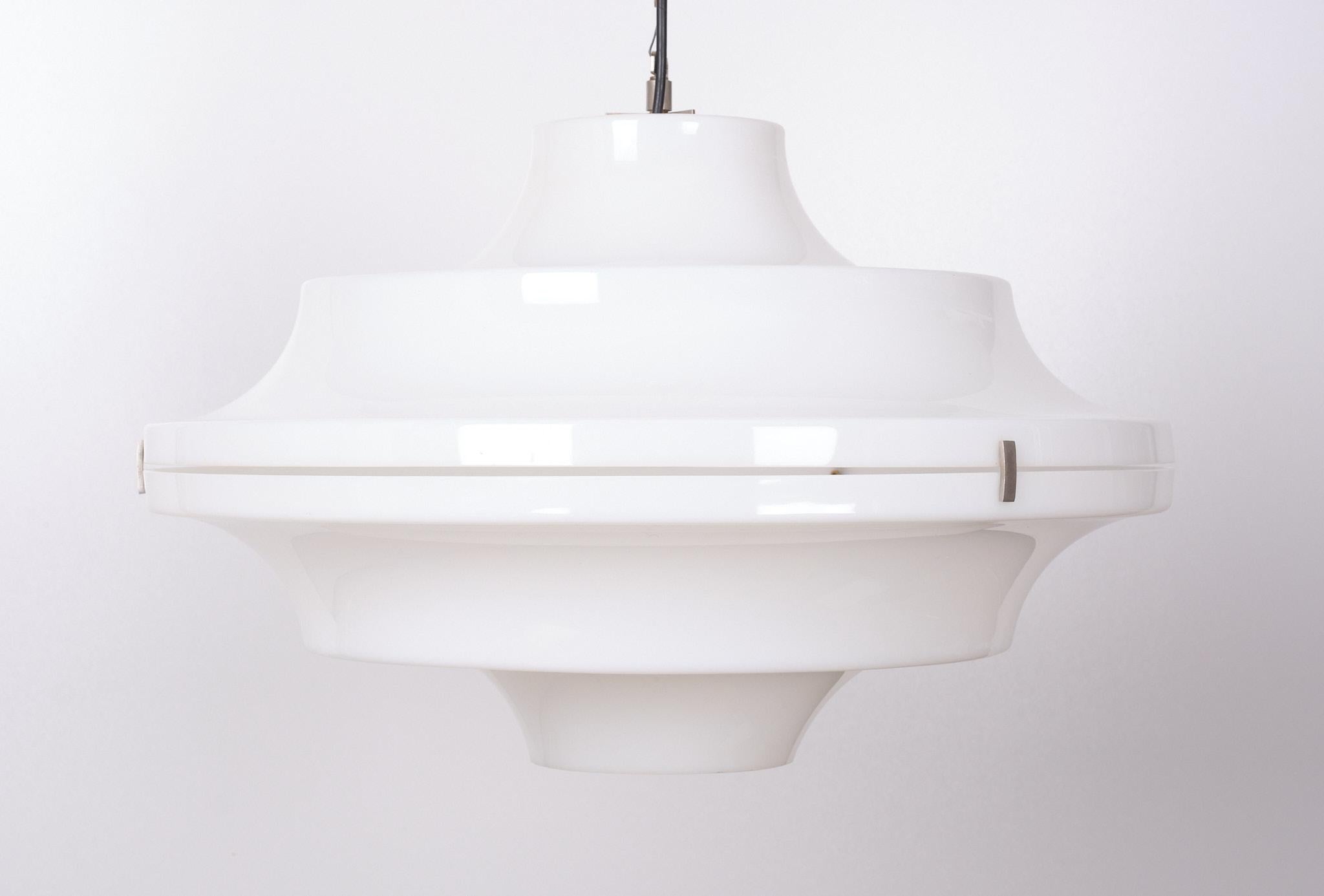 Superb good looking ceiling light, white acrylic, comes with aluminum details and canopy. One E27 large bulb. This is a unique and beautiful piece. Very good condition.
   