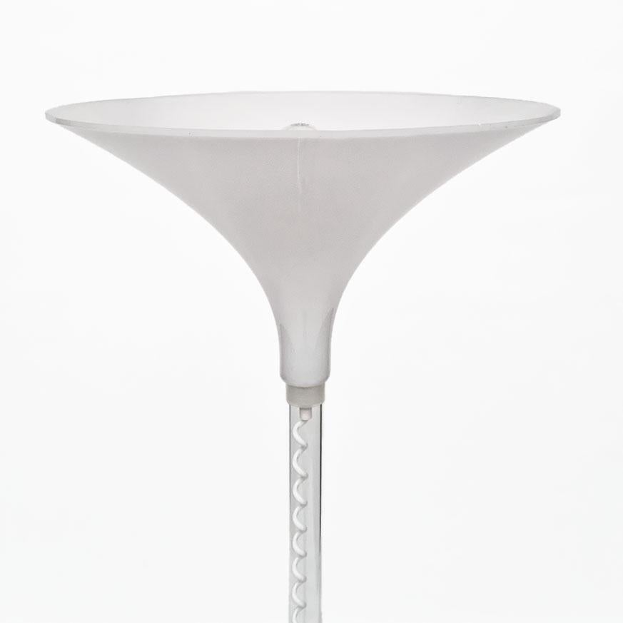 Ce lampadaire des années 1980 de Harco Loor présente un design élégant avec une base tubulaire en plexiglas et un pied rond en verre acrylique. L'abat-jour en acrylique blanc crée une belle lumière diffuse. En bon état avec des signes minimes d'âge.