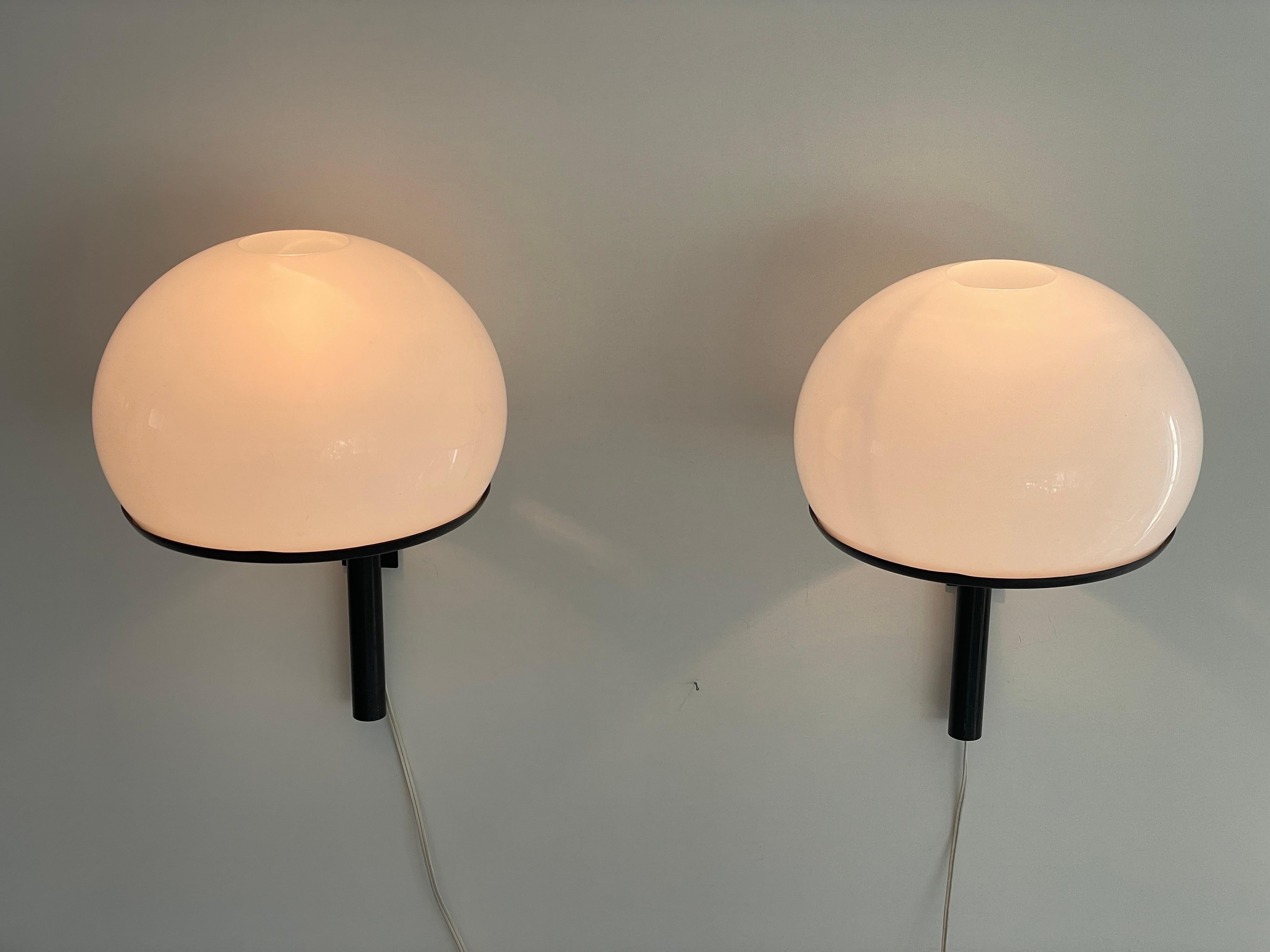 White Acrylic Pair of Large Sconces by Arteluce, Italy, 1960s For Sale 4
