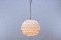 Lampe à suspension en acrylique blanc avec boule de golf par Aloys F. Gangkofner, Erco Leuchten, années 1960