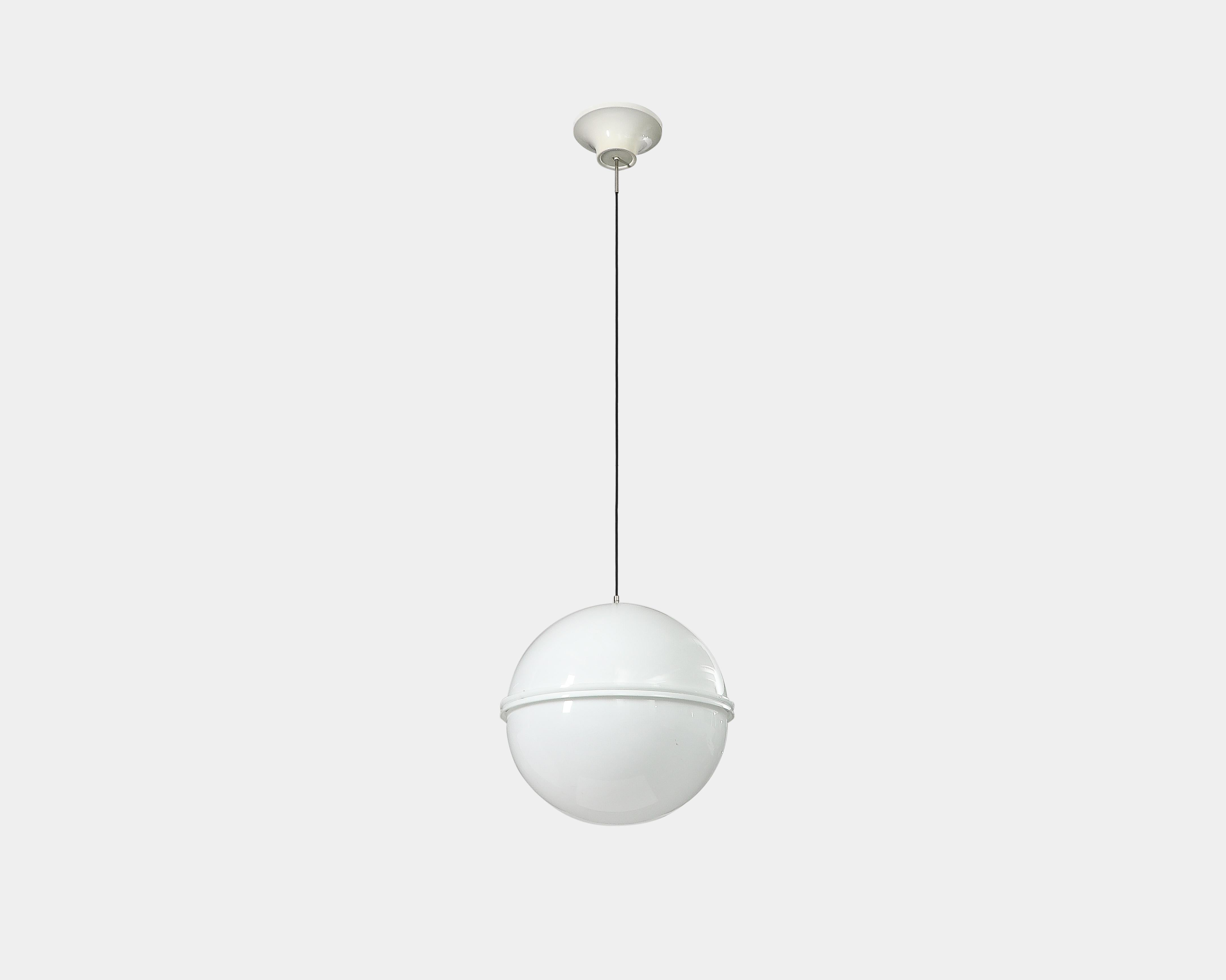 Moderno Ciondoli sferici in acrilico bianco, Kartell, c. 1973 in vendita