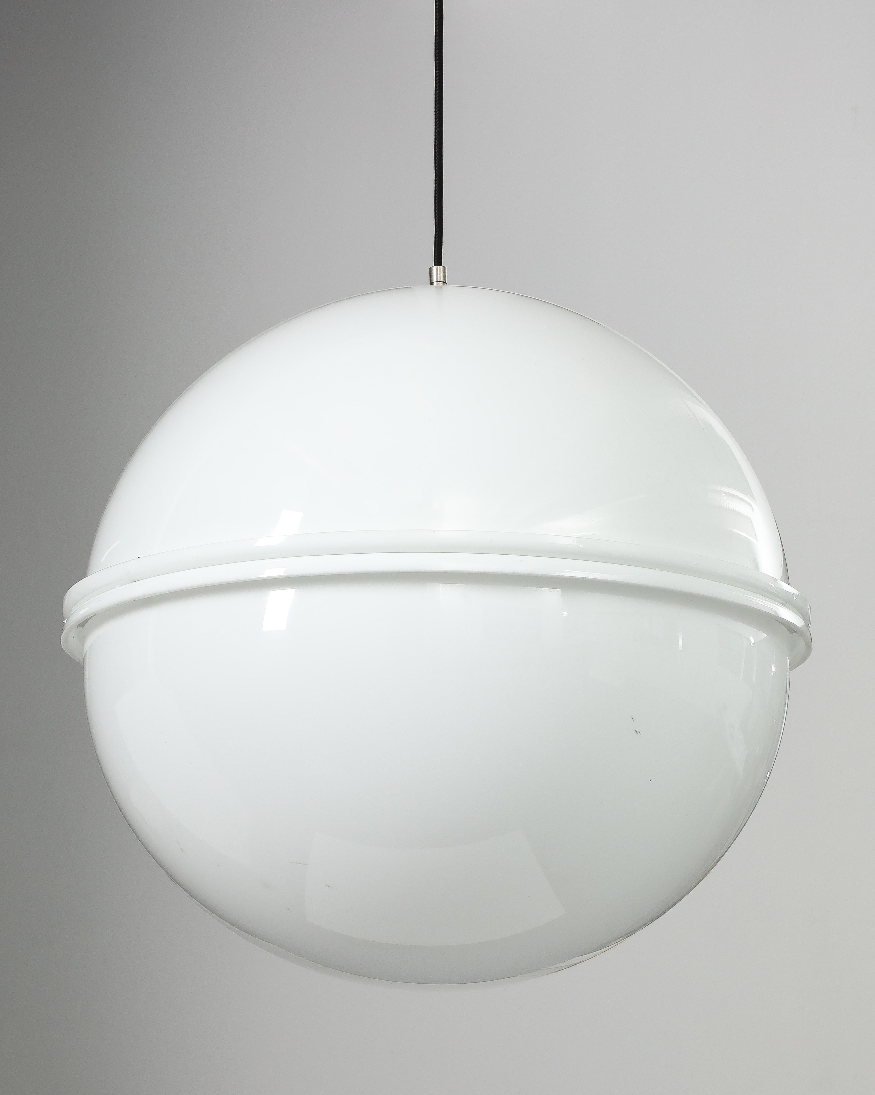 Italiano Ciondoli sferici in acrilico bianco, Kartell, c. 1973 in vendita