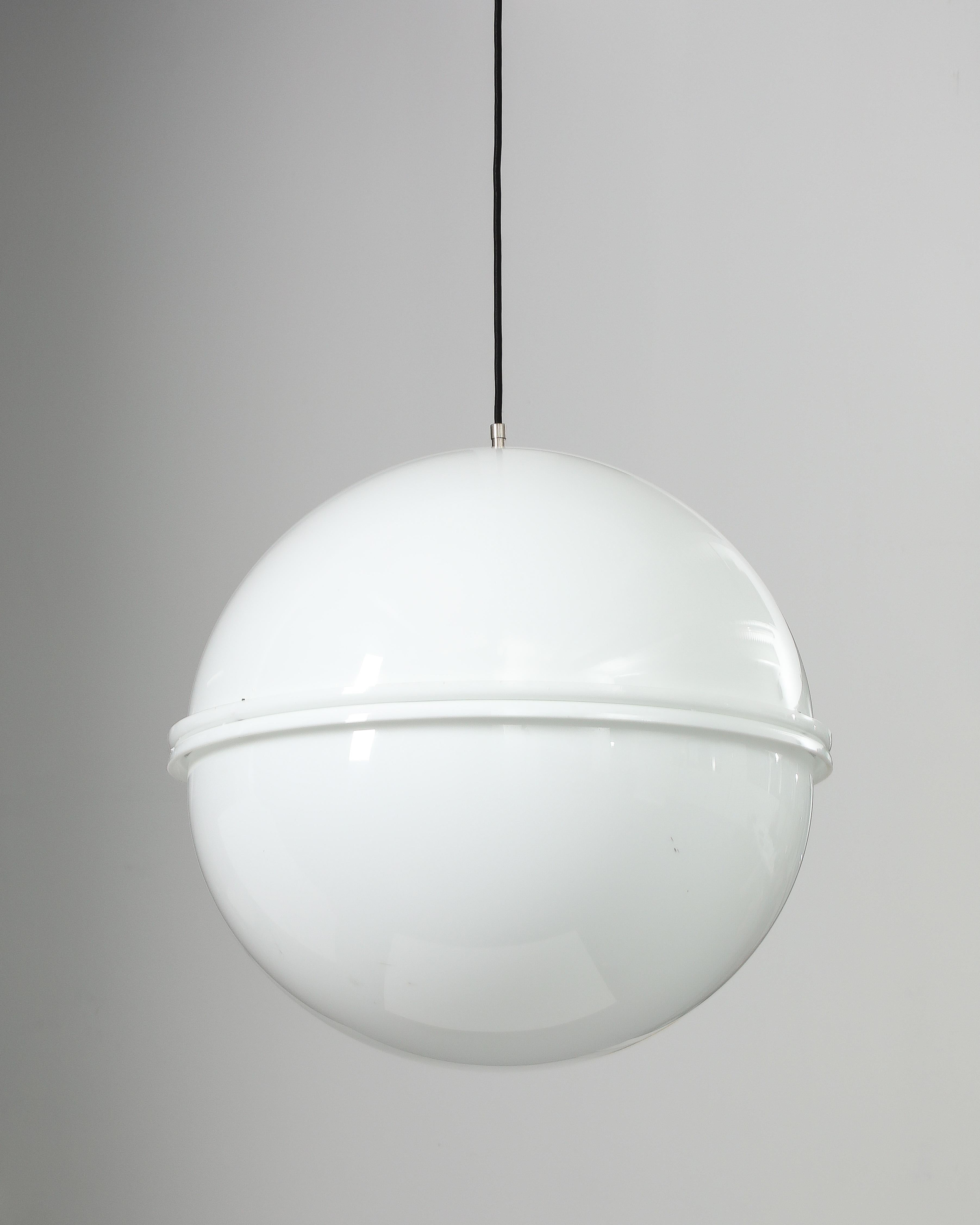 Ciondoli sferici in acrilico bianco, Kartell, c. 1973 In condizioni ottime in vendita a New York City, NY
