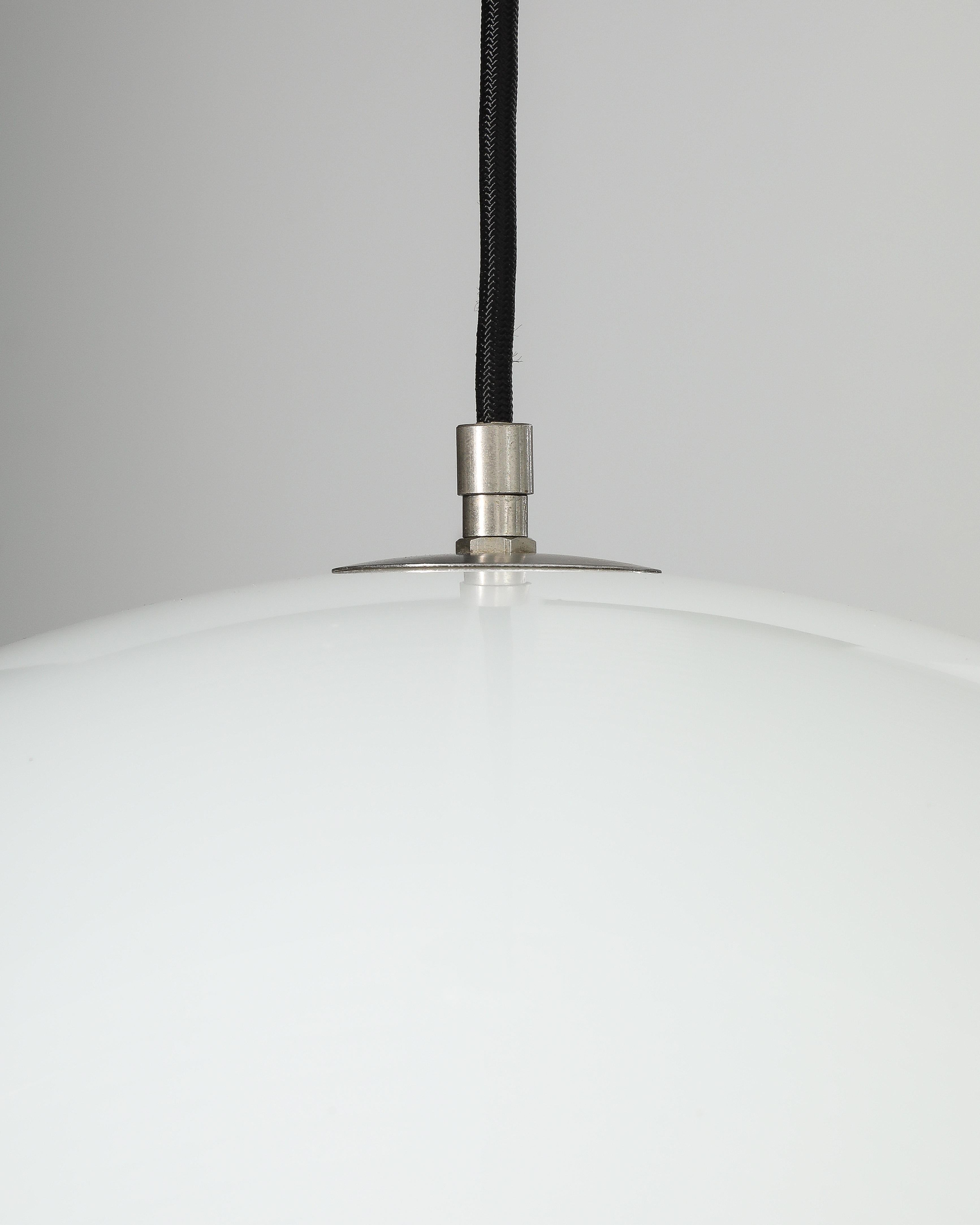 Fine XX secolo Ciondoli sferici in acrilico bianco, Kartell, c. 1973 in vendita