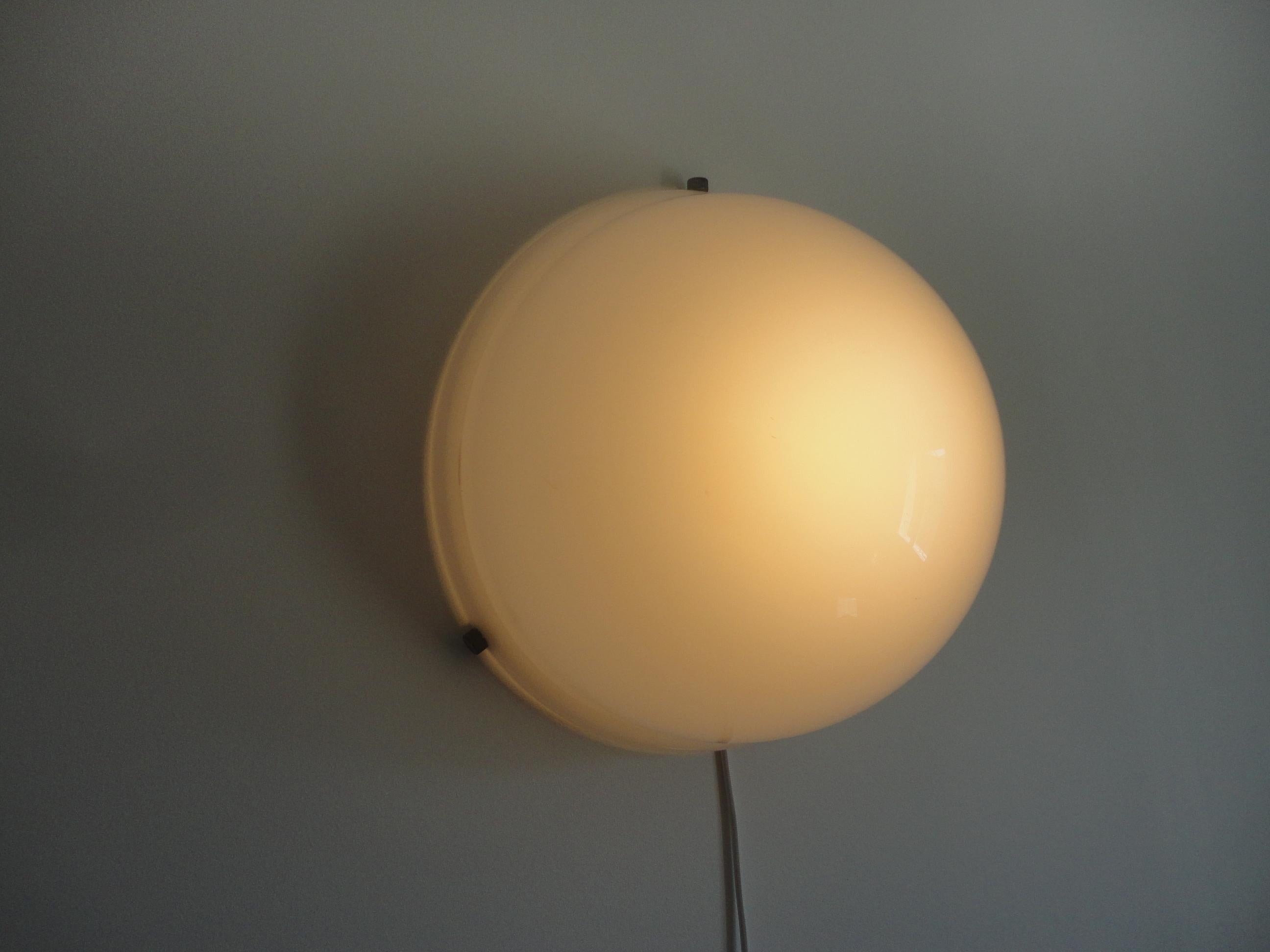 Space Age White Acrylic Wall Lamp from RAAK, Holland 1970s