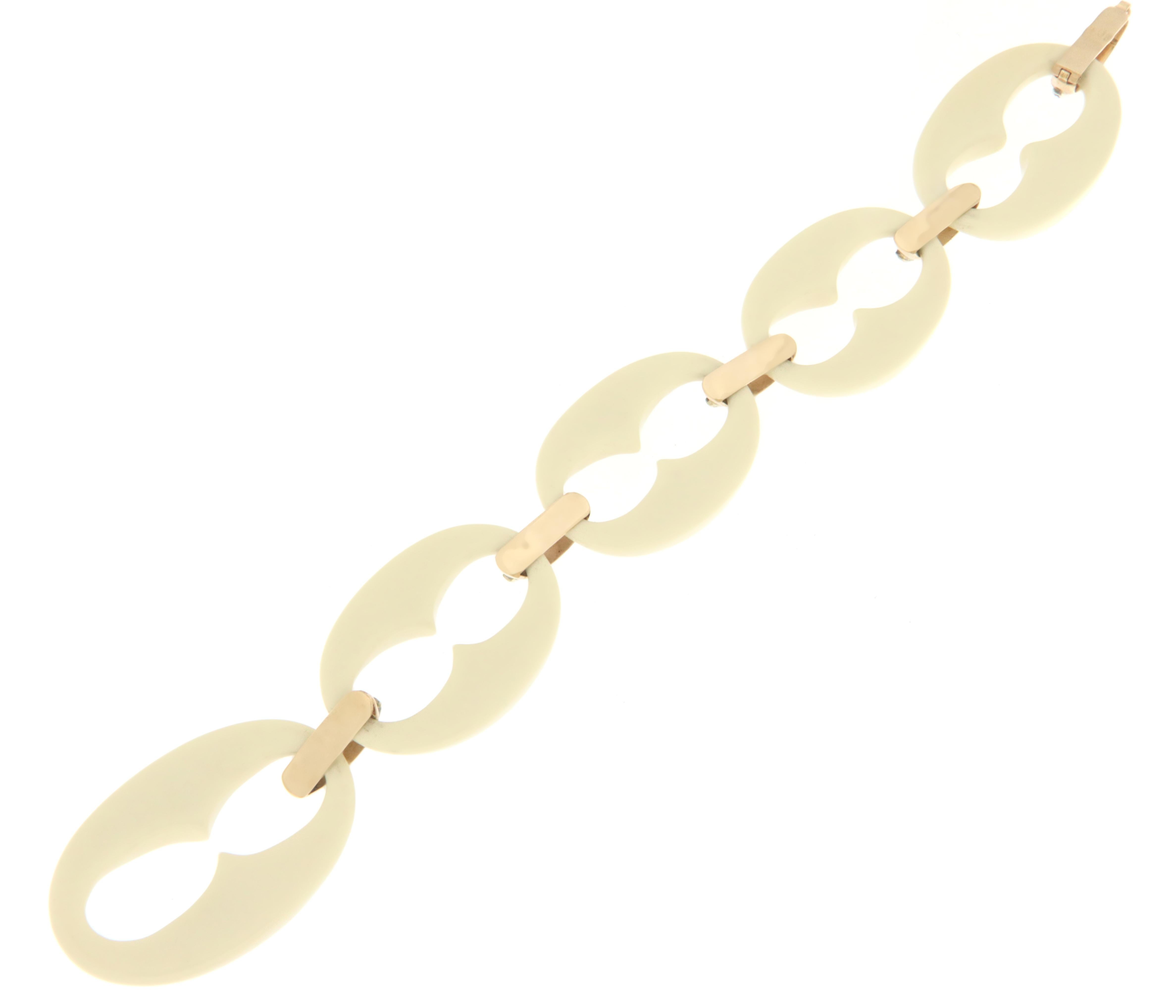 Brilliant Cut White Agate 14 Karat Yellow Gold Diamonds Cuff Bracelet For Sale