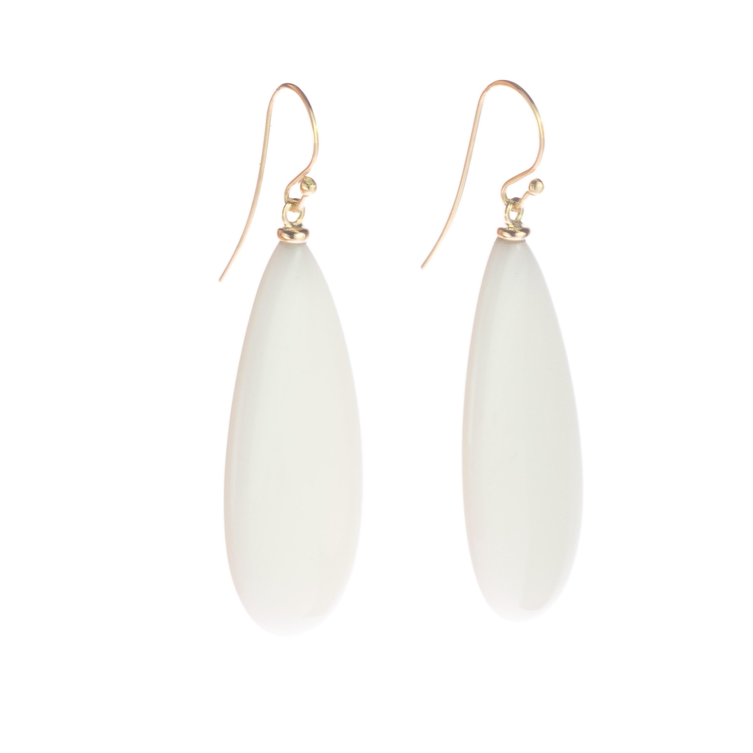 This stunning masterpiece with high quality craftsmanship was born in the Intini Jewels workshop. Our designers add all the italian modern style and glamour in one exquisite piece. Stunning white Agate sharp and flat teardrop, hanging from 18 karat