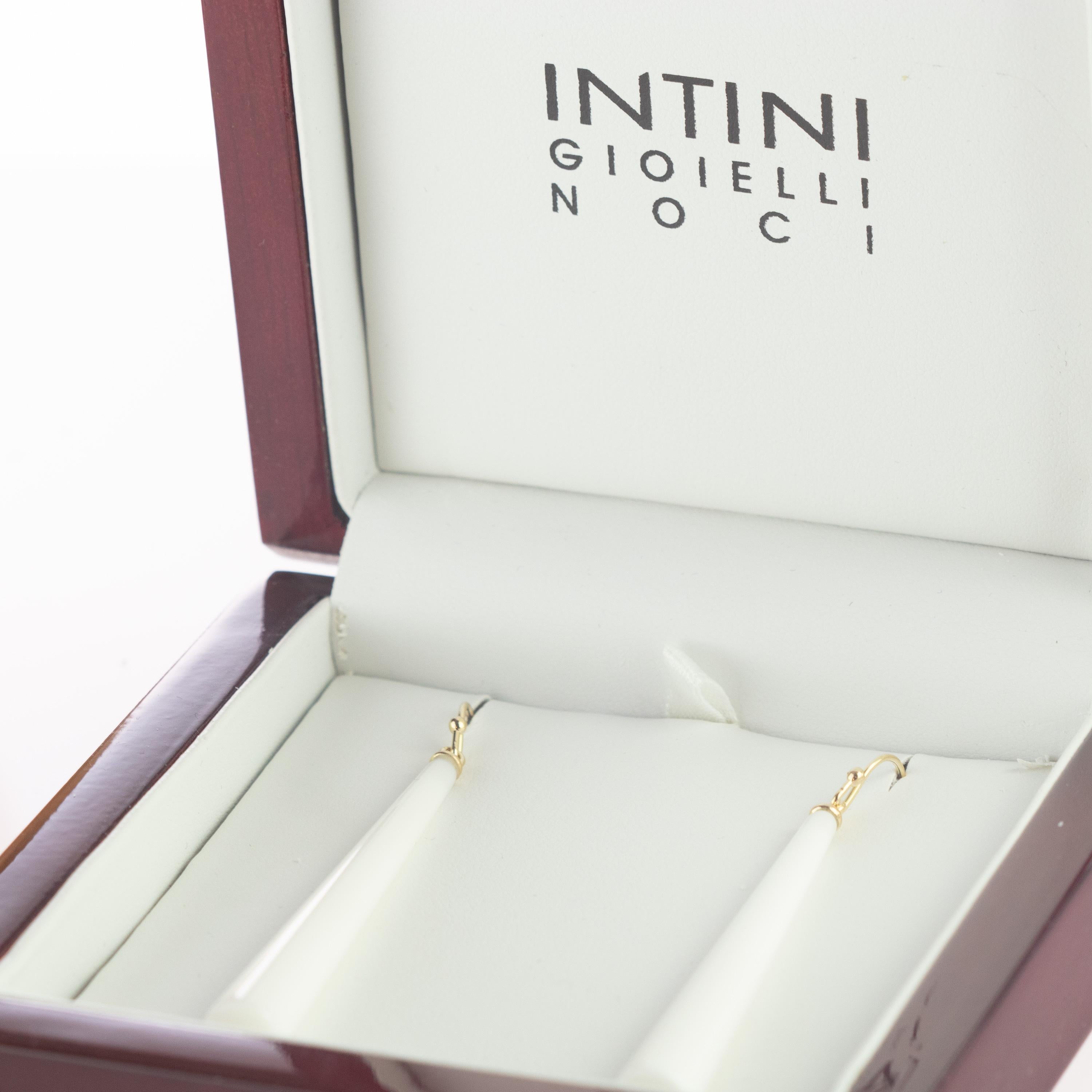 This stunning masterpiece with high quality craftsmanship was born in the Intini Jewels workshop. Our designers add all the italian modern style and glamour in one exquisite piece. Stunning 41.5 carat white Agate sharp and flat teardrop, hanging