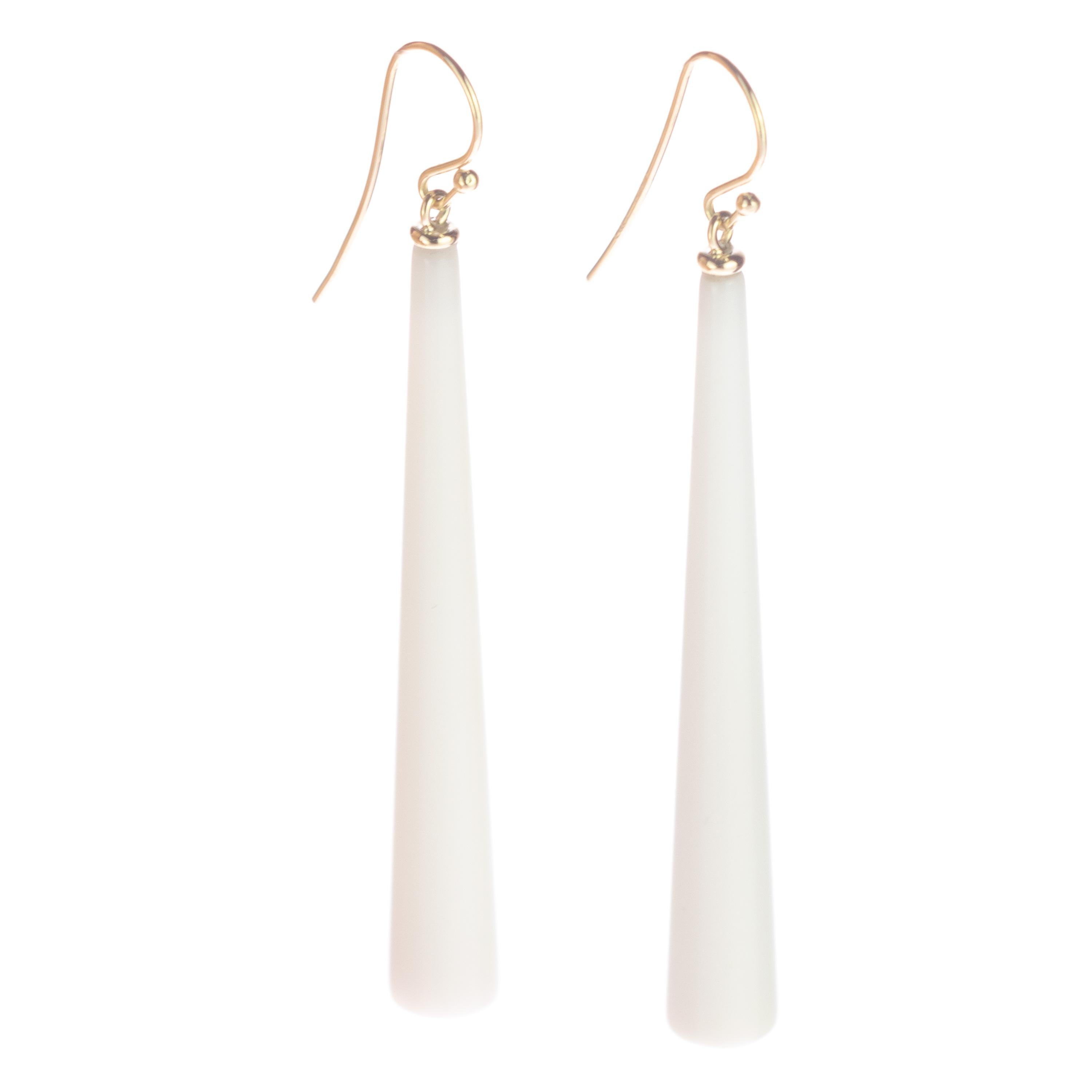 Artigiano Orecchini da cocktail in agata bianca in oro 18 carati a goccia piatta e affilata in vendita