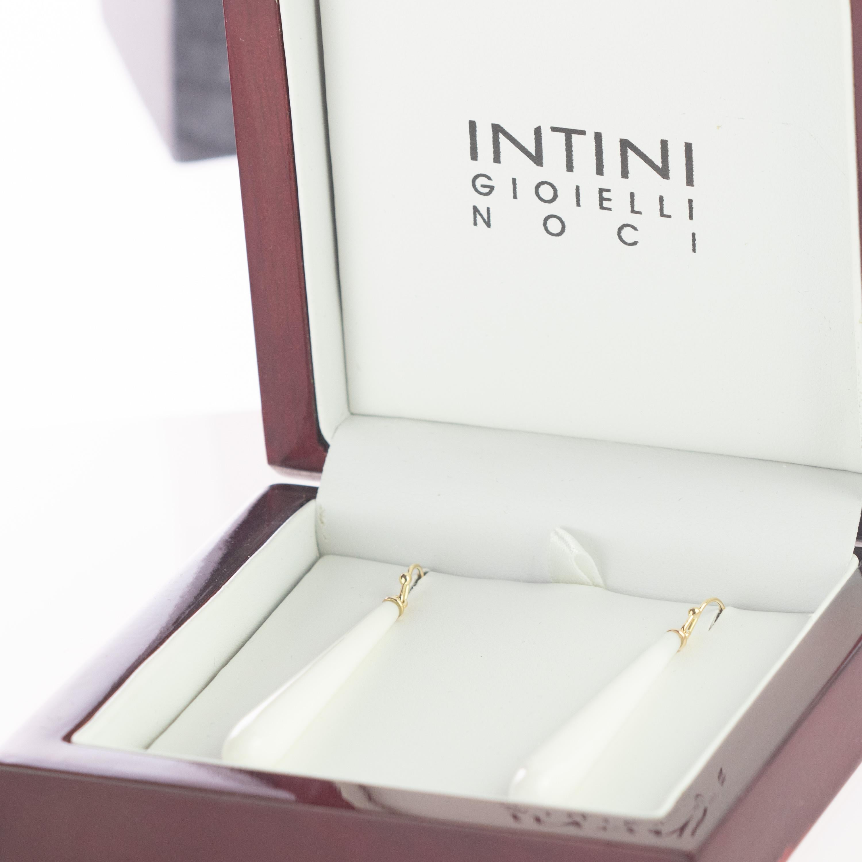This stunning masterpiece with high quality craftsmanship was born in the Intini Jewels workshop. Our designers add all the italian modern style and glamour in one exquisite piece. Stunning 41 carat white Agate sharp and flat teardrop, hanging from