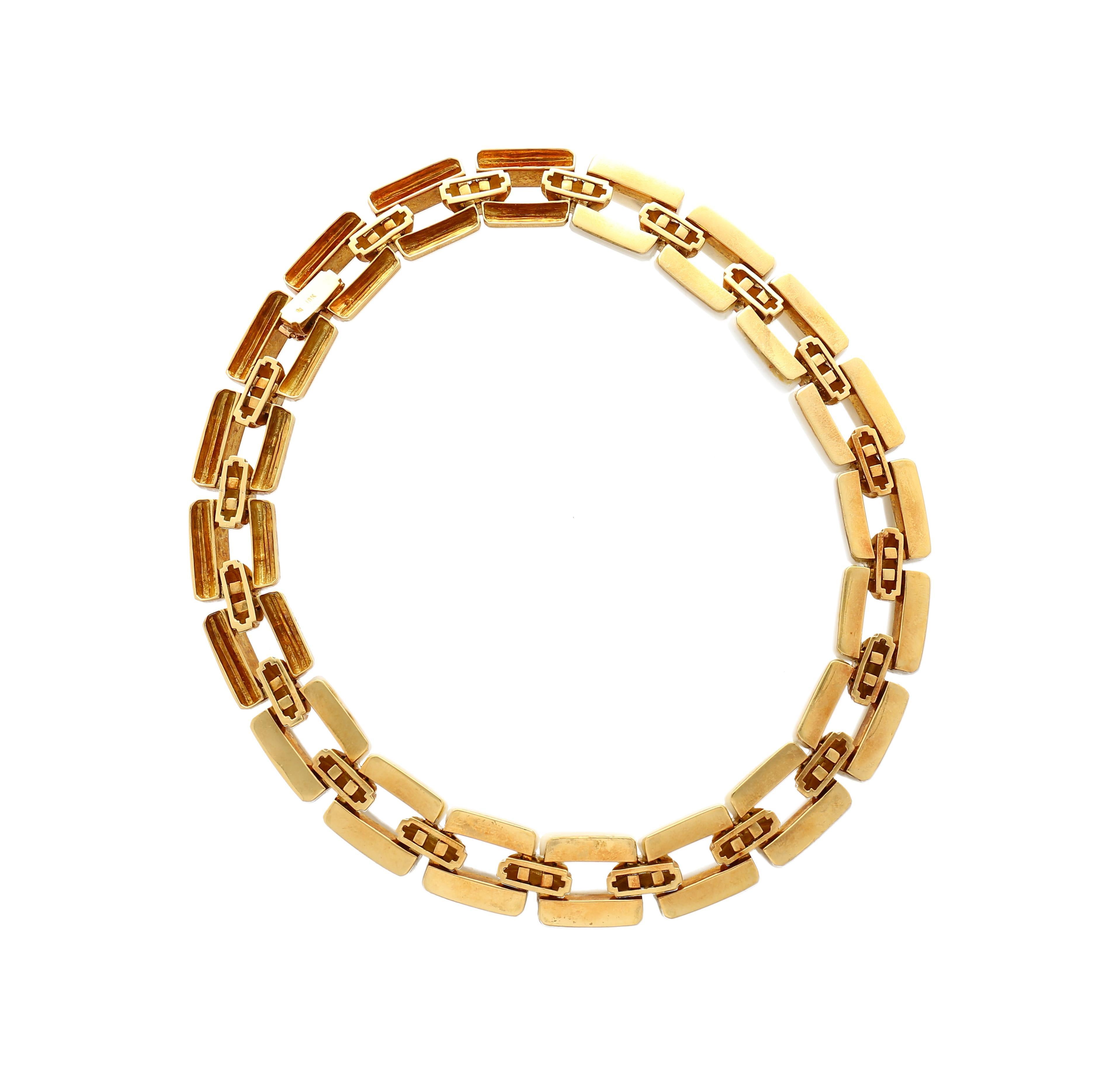 Cette magnifique parure en or jaune 18KY est ornée de pierres d'agate blanche. Le collier pèse 168,62 g et les boucles d'oreilles 34,61 g. Le design est intemporel, avec des pierres d'agate ovales et lisses sur le collier et des pierres d'agate