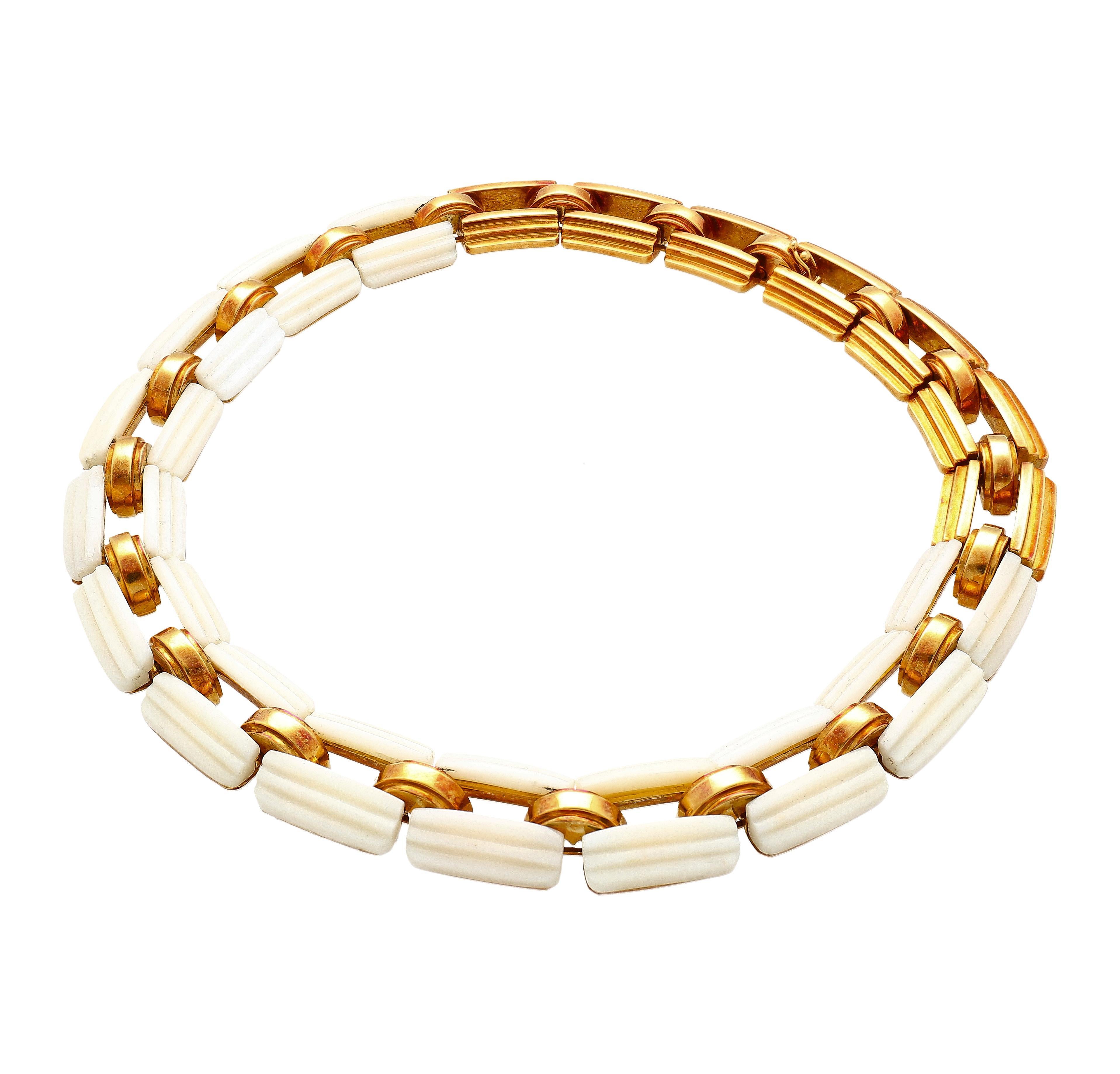 Art déco Parure de boucles d'oreilles et de colliers à maillons en Agate blanche et or jaune 18K en vente