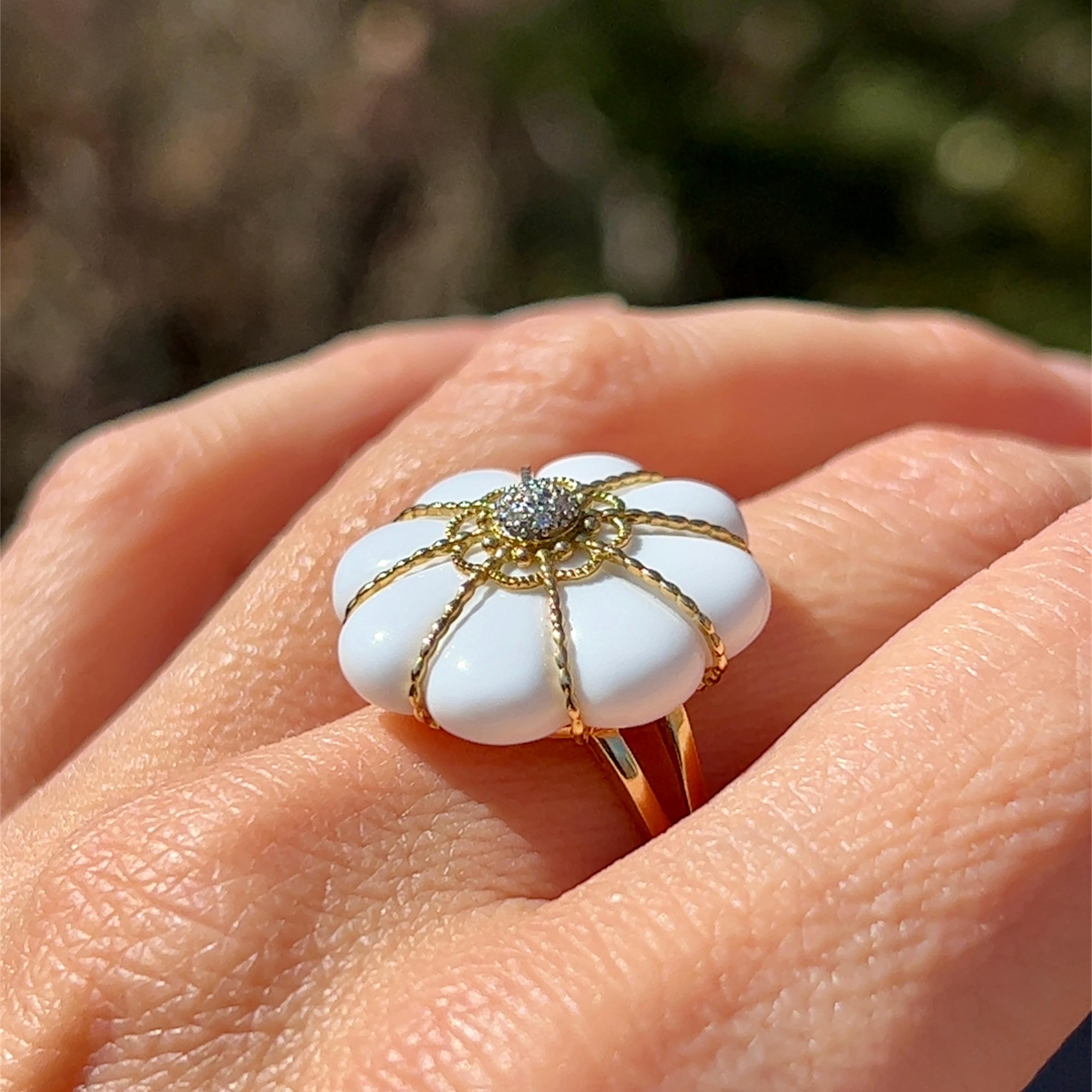 Bague fleur en agate blanche et diamant en or jaune 18k Bon état à Towson, MD