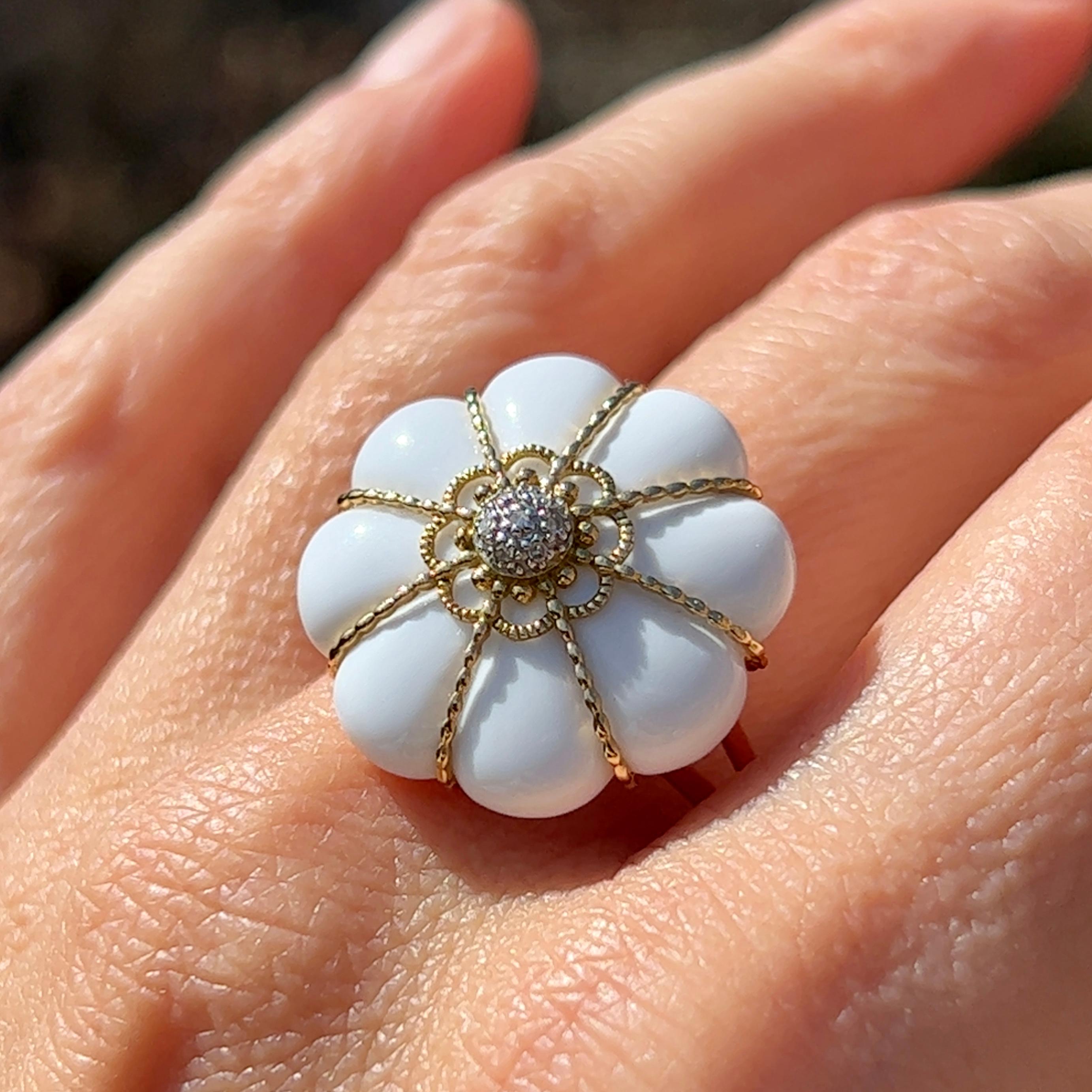White Agate and Diamond Flower Ring in 18k Yellow Gold For Sale 1