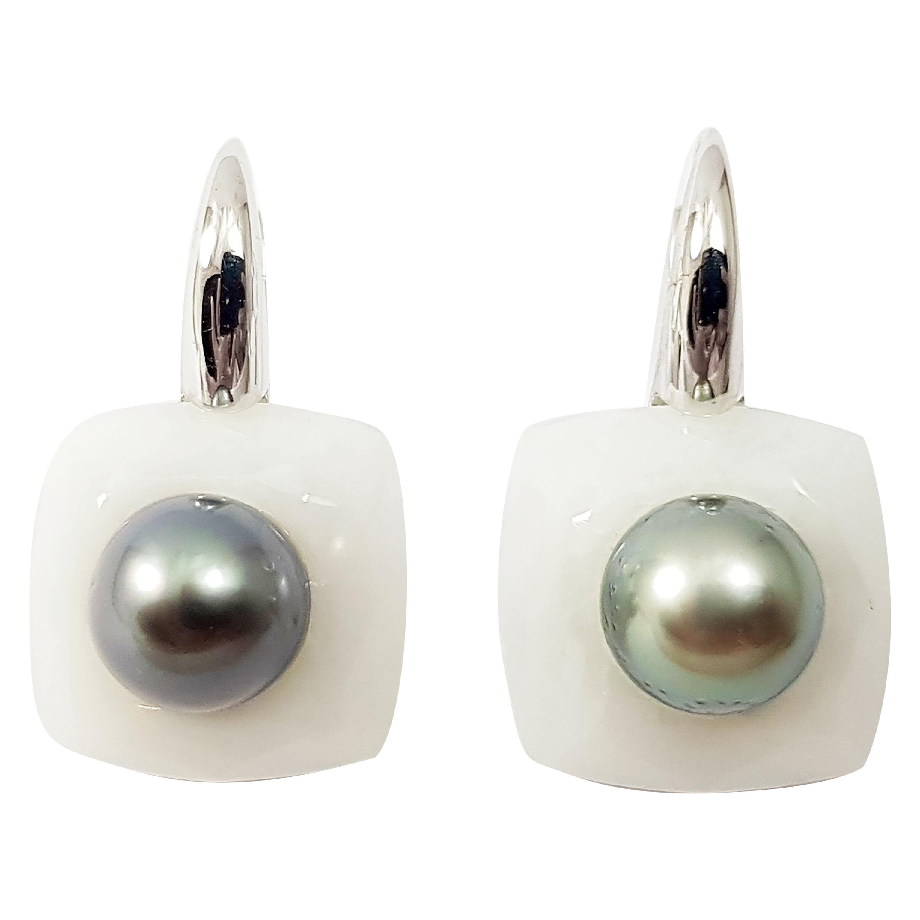 Boucles d'oreilles en agate blanche et perles des mers du Sud serties dans des montures en or blanc 18 carats en vente