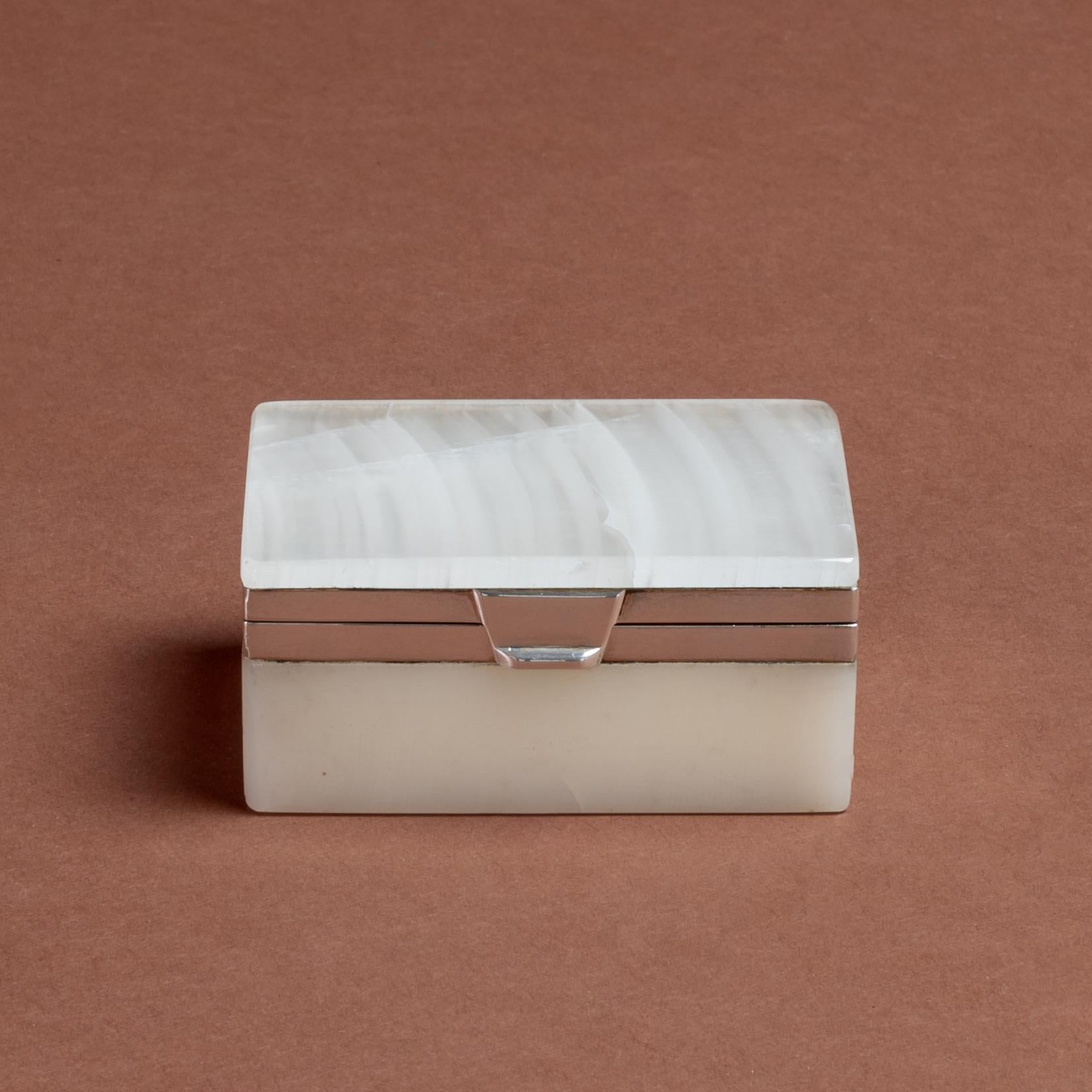 British White Agate and Sterling Silver Box, Hallmarked London 1919 For Sale