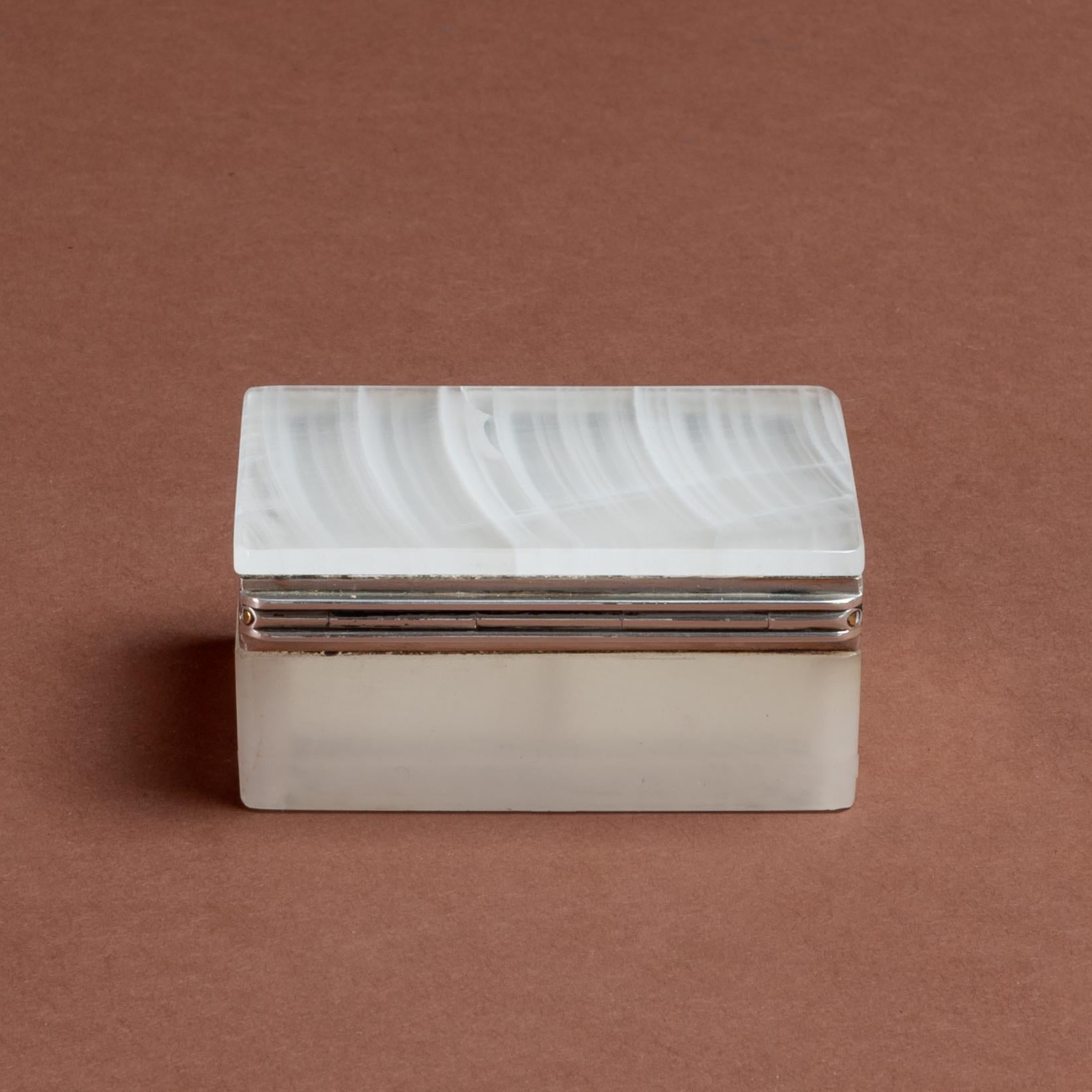 White Agate and Sterling Silver Box, Hallmarked London 1919 For Sale 1